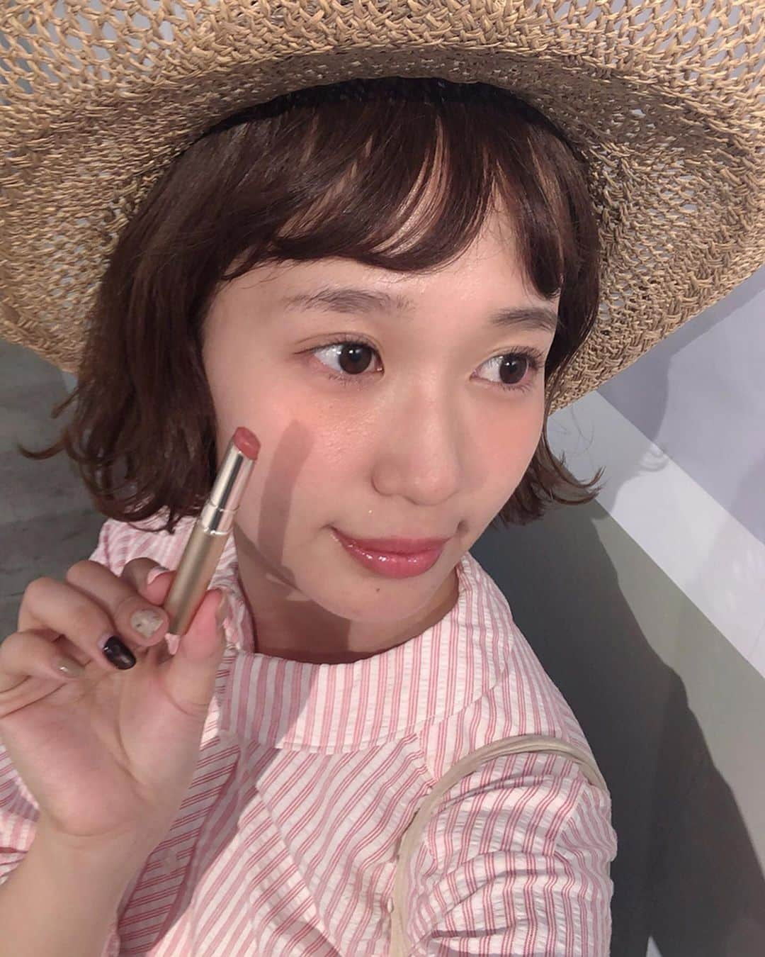 柴田紗希さんのインスタグラム写真 - (柴田紗希Instagram)「@opera_cosmetics 💄 SHEER LIP COLOR 02 RED BEIGE 明日発売の新作発表会へ行ったのだけど、、、 このカラーが可愛すぎて一目惚れ♡ たまらん滑らかさと繊細な色合い チークにも塗ってみたんだ！ ナチュラルの中に深みのあるオシャレ☺️ . あとね、operaって世界で初めて棒状のリップを発売したブランドさんだったんだって。。。 知ってた？🤭 そして100周年を経ているのです。 すごく歴史があってね、今日はそんなバックストーリーを学びながらイベントに参加させて頂きました。 年々愛されているopera そう感じます。 それってとてもすごい事 みんなもoperaって持ってる子多いんじゃないかな？ 時代の変化の中で進化しながらも 女性の日常に寄り添ってくれるコスメだと改めて感じました。 新しいoperaリップたち 私は今回が今までで1番好きだと感じ かっこよく進化するoperaに なんだか今日、わくわくしたよ。 知れて良かったです！ より美意識を高めたいと感じました✨ #PR #operacosmetics #new_opera #明日発売 #おくみにも会えたよ」5月23日 22時35分 - shibasaaki