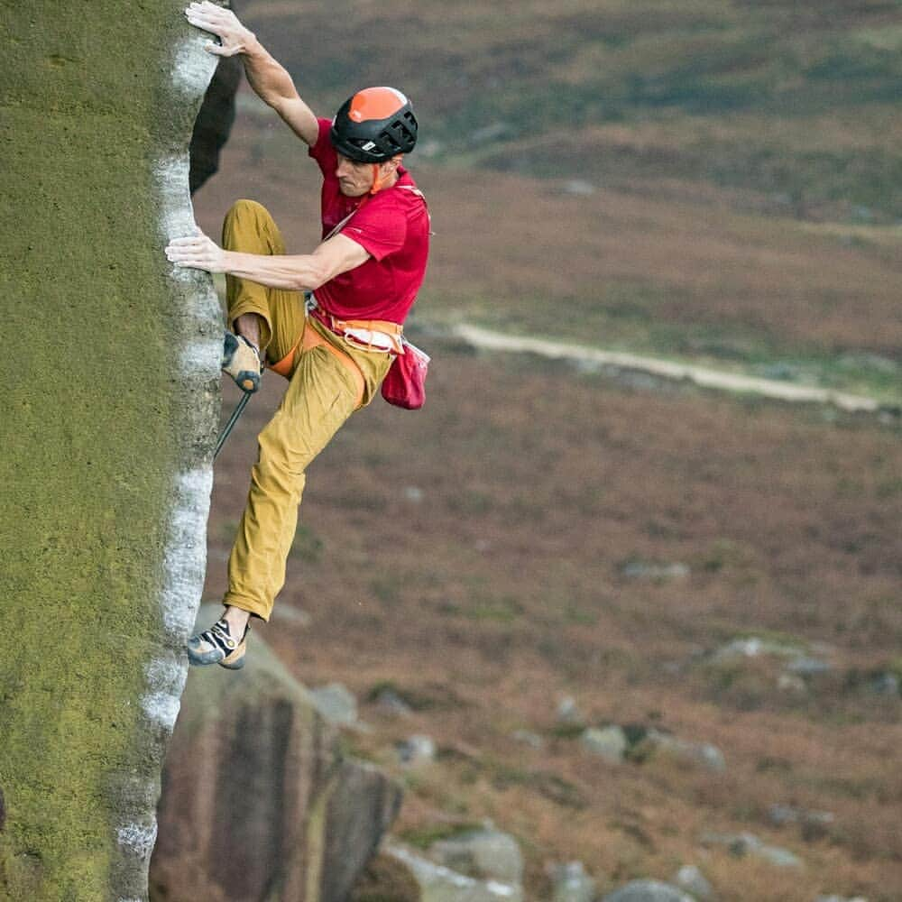 ヨルグ・バーホーベンさんのインスタグラム写真 - (ヨルグ・バーホーベンInstagram)「There's something strangely satisfying about trad climbing. I would almost go as far as calling it romantic, taking groundfalls into account in order to prevent drilling bolts in a rock.  If you know the painting: 'Wanderer above the sea of fog', I hope you have the same feeling that the 'wanderer' is actually a trad climber scouting for new lines... • 📸 by @jonglassberg & @jess_talley  @marmot_mountain_europe @lasportivagram @petzl_official @katha_saurwein #lt11 #helmetup #itsgreatoutthere」5月23日 22時36分 - jorgverhoeven