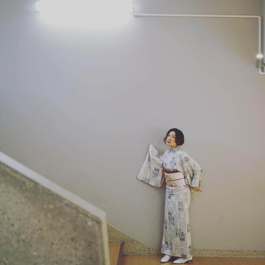 山本真由美さんのインスタグラム写真 - (山本真由美Instagram)「. ｋｉｍｏｎｏ ｄａｙ . . ⬜️⬜️🌫⬜️🍦🌪 . . . ５月末のお着物は、 袷から単衣へ移行する気温と先取り 入り混じりいろんな着物が混在する季節。 今日も日中は暑くてすごく迷いました。。 紗袷（しゃあわせ）といって、 夏に着る透けた生地の紗を袷に仕立てて、 すごく短い期間しか着れないんだけれど とっても粋！なお着物もあって、 東をどりを観に来てる方のお着物を観察するのも すごく楽しかったなー♡  #lunch #tateruyoshino  #ginza #art #fabulous  #japan #tokyo #eat  #タテルヨシノ #きもの #新橋 #芸者 #東をどり #ランチ #sweets  #新橋演舞場 #日舞 #銀座 #shinbashi  #likeforlikes #着物 #kimono #beautiful #japanese #traditional #日本 #和 #restaurant #recomend #season」5月23日 22時39分 - mayumi_yamamoto.official