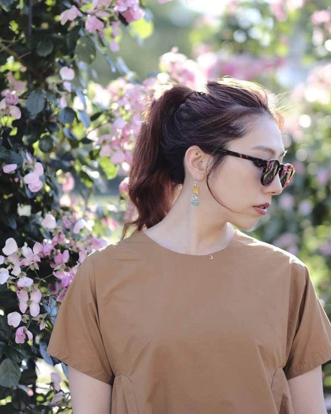 貴愛kwiae Officialのインスタグラム：「生まれたての花々が愛おしいねぇ。 * * * * (⊃=͟͟͞͞🌸=͟͟͞͞🌸＾o＾)⊃=͟͟͞͞🌸=͟͟͞͞🌸=͟͟͞͞🌸=͟͟͞🌸 * * ちょうど一年前に姉の結婚ムービーを撮ってた時にとったやつ🙃 #flower #portlate #tokyo #japan #kwiae #photo by @joyloustokyo」