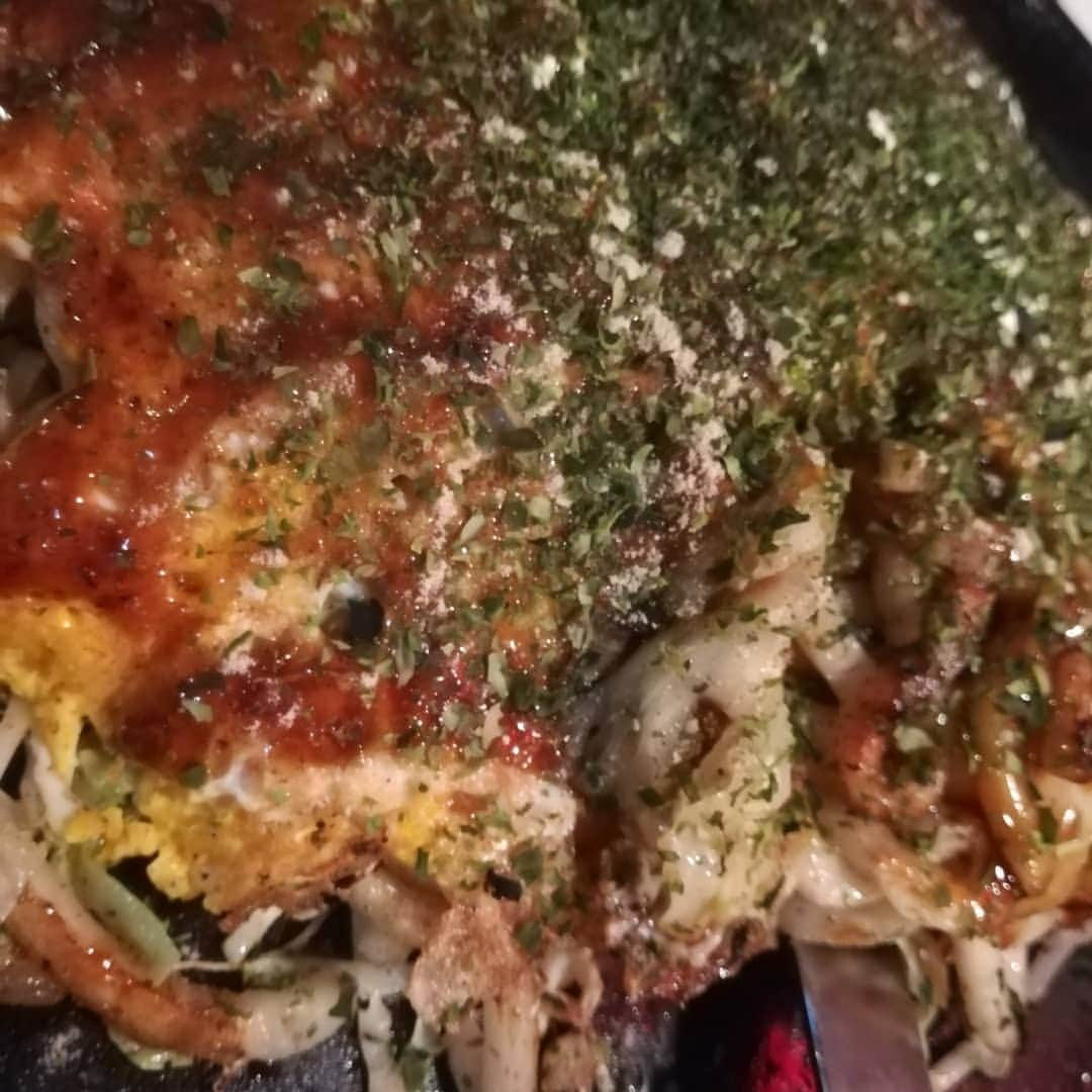 おぎたともこさんのインスタグラム写真 - (おぎたともこInstagram)「お好み焼きは裏切らない  #このみおぎたともこ #お好み焼き #広島 #裏切らないものベスト3 #お腹いっぱいなのに食べれる」5月23日 22時50分 - konomiogitatomoko