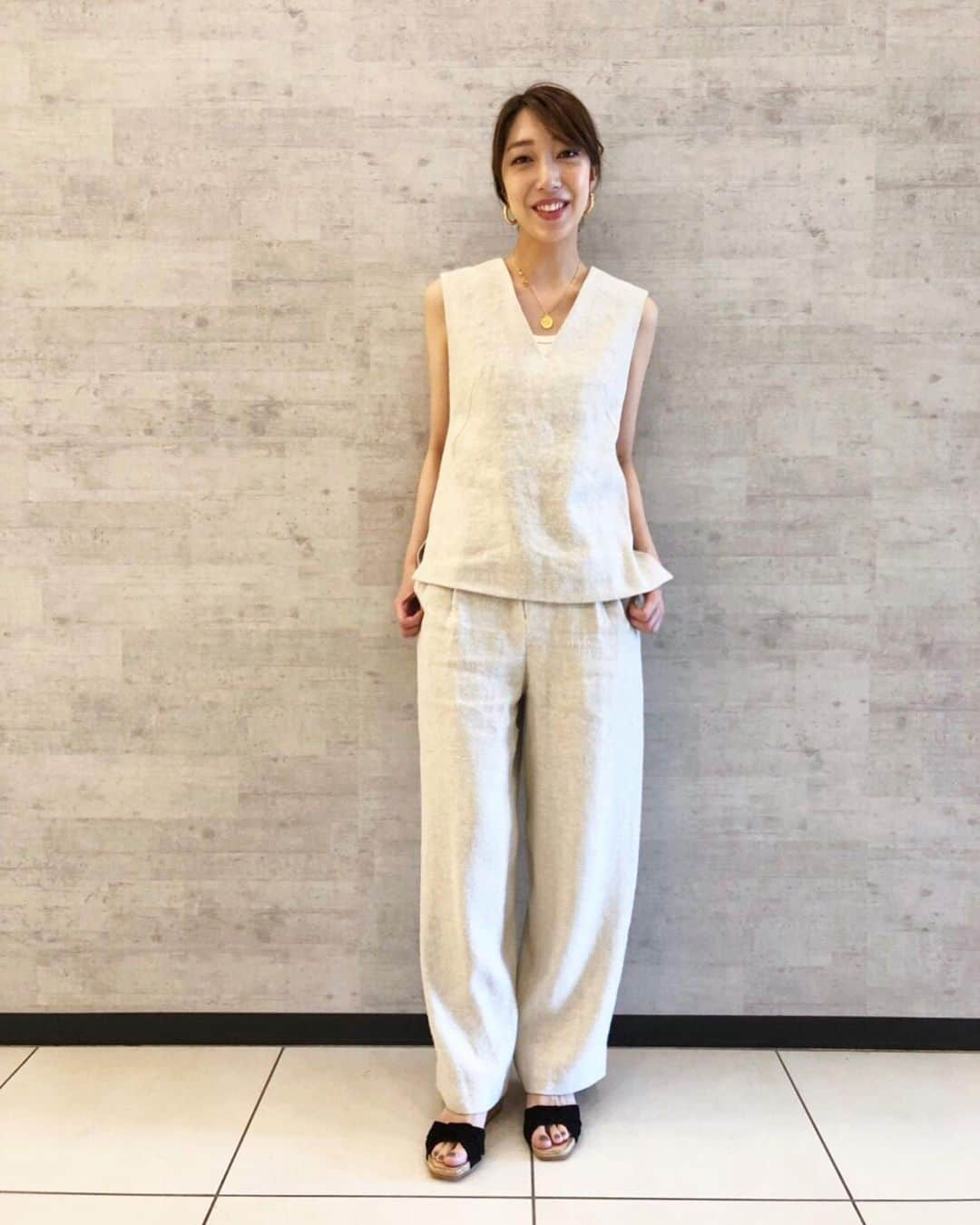 IENAさんのインスタグラム写真 - (IENAInstagram)「∥ Maison IÉNA Collection Start ∥﻿ ﻿﻿ 5/23（木）より全店で展開スタート！﻿﻿ ショップスタッフのスナップもチェック❤︎﻿﻿ ﻿﻿ ﻿﻿ ﻿﻿ 🌻page1〜6﻿﻿ snap by #IENA神戸店﻿﻿ ﻿﻿ ＼ ✨MINT CARD Point × 5✨／﻿﻿ 5/24(金)～26(日)開催!!﻿﻿ ﻿﻿ ﻿﻿ blouse【IENA】￥14,000+tax﻿﻿﻿ no.19051900577020﻿﻿﻿ ﻿﻿﻿ pants【IENA】￥21,000+tax﻿﻿﻿ no.19030900558020﻿﻿﻿ ﻿﻿ knit【IENA】¥16,000+tax﻿﻿ no.19080900532020﻿﻿ ﻿﻿ one-piece【IENA】¥20,000+tax﻿﻿ no.19040900506020﻿﻿ ﻿﻿ ﻿﻿ 🌻page7〜8﻿﻿ snap by #IENA丸の内店﻿﻿ ﻿﻿ ＼ ✨丸の内カード5倍ポイントキャンペーン✨／﻿﻿ 5/23(木)～5/27(月)開催中!!﻿﻿ ﻿﻿ ﻿ skirt【IENA】¥34,000+tax﻿ no.19060900423020﻿ ﻿ one-piece【IENA】¥40,000+tax﻿ no.19040900431010﻿ ﻿ ﻿ ﻿ 🌻page9〜10﻿﻿ snap by #IENA有楽町店 @_e_n_d_o_816__﻿ ﻿ skirt【IENA】¥20,000+tax﻿﻿﻿ no.19060900512020﻿﻿ ﻿﻿ ﻿﻿ and  more...﻿﻿ ﻿﻿ ﻿﻿ #iena﻿﻿ ﻿﻿ #iena_summer﻿﻿ #maisonienacollection﻿﻿ #モノトーン」5月23日 22時44分 - iena_jp