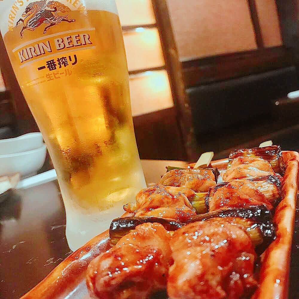 キリンビールさんのインスタグラム写真 - (キリンビールInstagram)「ビールとの組み合わせに欠かせないものといえば…﻿ #焼き鳥 🐓🍺!!﻿ 今回は「ビール×焼き鳥」のステキな写真をいただいたので、ご紹介させていただきます😊﻿ ﻿ ﻿ １枚目﻿ 📷:@tokustar_0714 さん﻿ 🍺:仕事終わりのねぎまとビールは格別😍💕﻿ ﻿ 2枚目﻿ 📷:@daichioku_aka_photographers さん﻿ 🍺:焼き鳥と一番搾りの相性間違いなし😆👍﻿ ﻿ 3枚目﻿ 📷:@sprayman.92さん﻿ 🍺:手羽先が焼けるのを待ちながら…😋🍺️﻿ ﻿ 4枚目﻿ 📷:@coppi720 さん﻿ 🍺:仲間と一緒に焼き鳥飲み会🍻🤗﻿ ﻿ ５枚目﻿ 📷:@koki_happy_trunkさん﻿ 🍺:間違いなくビールが進む組み合わせ👌﻿ ﻿ ６枚目﻿ 📷:@hagitaka9206さん﻿ 🍺:今日は #グランドキリン と焼き鳥で乾杯🍻🐓﻿ ﻿ ﻿ キリンビールと相性抜群なおつまみの写真は今後も特集予定✨﻿ みなさんのオススメを #きょうのキリン で教えてくださいね😊﻿ ﻿ ステキな写真をありがとうございました👏﻿ ﻿ ﻿ #ビール好きと繋がりたい #お酒好きと繋がりたい #ビアスタグラム #キリン #キリンビール #ビールのある生活 #お外でビール #おうちビール #とりあえずビール #やっぱりビール #手持ち倶楽部 #やきとり #yakitori #焼き鳥とビール #晩酌 #相性抜群 #kirinbeer #beer #kirin」5月23日 22時47分 - kirin_brewery