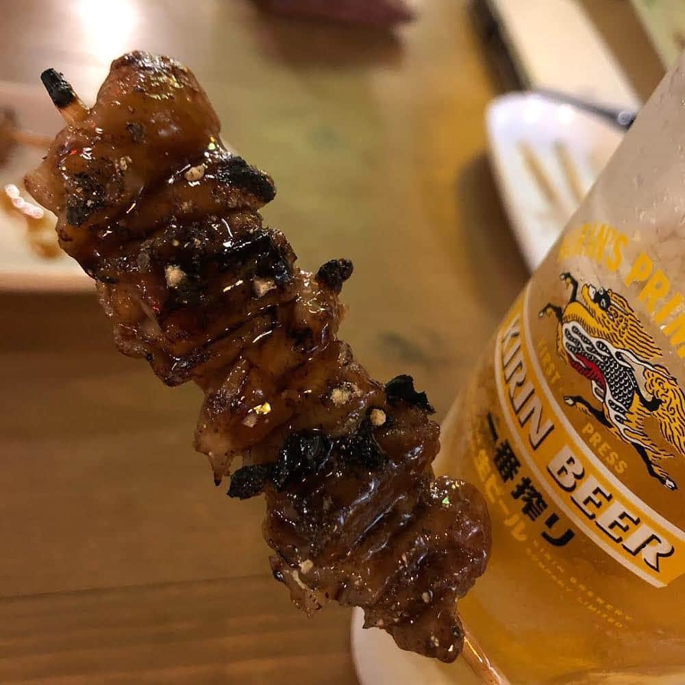 キリンビールさんのインスタグラム写真 - (キリンビールInstagram)「ビールとの組み合わせに欠かせないものといえば…﻿ #焼き鳥 🐓🍺!!﻿ 今回は「ビール×焼き鳥」のステキな写真をいただいたので、ご紹介させていただきます😊﻿ ﻿ ﻿ １枚目﻿ 📷:@tokustar_0714 さん﻿ 🍺:仕事終わりのねぎまとビールは格別😍💕﻿ ﻿ 2枚目﻿ 📷:@daichioku_aka_photographers さん﻿ 🍺:焼き鳥と一番搾りの相性間違いなし😆👍﻿ ﻿ 3枚目﻿ 📷:@sprayman.92さん﻿ 🍺:手羽先が焼けるのを待ちながら…😋🍺️﻿ ﻿ 4枚目﻿ 📷:@coppi720 さん﻿ 🍺:仲間と一緒に焼き鳥飲み会🍻🤗﻿ ﻿ ５枚目﻿ 📷:@koki_happy_trunkさん﻿ 🍺:間違いなくビールが進む組み合わせ👌﻿ ﻿ ６枚目﻿ 📷:@hagitaka9206さん﻿ 🍺:今日は #グランドキリン と焼き鳥で乾杯🍻🐓﻿ ﻿ ﻿ キリンビールと相性抜群なおつまみの写真は今後も特集予定✨﻿ みなさんのオススメを #きょうのキリン で教えてくださいね😊﻿ ﻿ ステキな写真をありがとうございました👏﻿ ﻿ ﻿ #ビール好きと繋がりたい #お酒好きと繋がりたい #ビアスタグラム #キリン #キリンビール #ビールのある生活 #お外でビール #おうちビール #とりあえずビール #やっぱりビール #手持ち倶楽部 #やきとり #yakitori #焼き鳥とビール #晩酌 #相性抜群 #kirinbeer #beer #kirin」5月23日 22時47分 - kirin_brewery