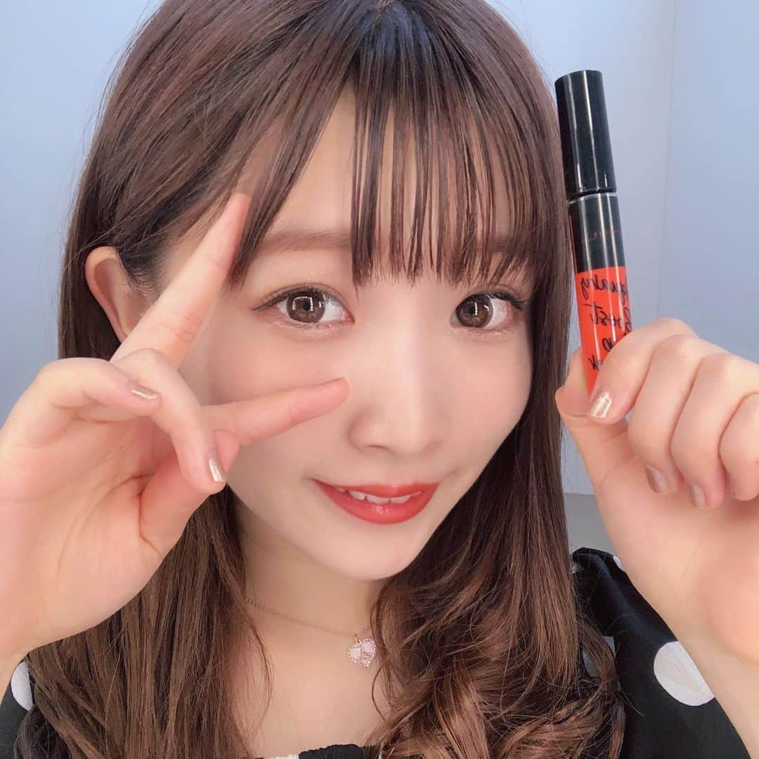 平野友里（ゆり丸）さんのインスタグラム写真 - (平野友里（ゆり丸）Instagram)「💄#RIMMEL の新作リップ♡ 『#アクアリィブーストリップラッカー 』 ♡001 サニーオレンジ ♡002 パーティーピンク ♡004 ヌーディーベージュ ・ ・ ・  すごい潤って塗り心地も良いし 見た目そのままに発色してくれてプチプラなのにすごく優秀😭♥️ C CHANNELにレビュー動画載せてるのでぜひ見てね！ ・ ・ ・ ・  #リンメルリップ #リンメル #プチプラ #プチプラコスメ #プチプラリップ #プチプラ部 #リップティント #コスメ購入品 #新作コスメ #新作リップ #オレンジリップ #ベージュリップ #シーチャンネル #女子力向上委員会 #女子力アップ #プチプラ美容 #インスタ映え #フォトジェニック」5月23日 22時48分 - yurimaruchan___