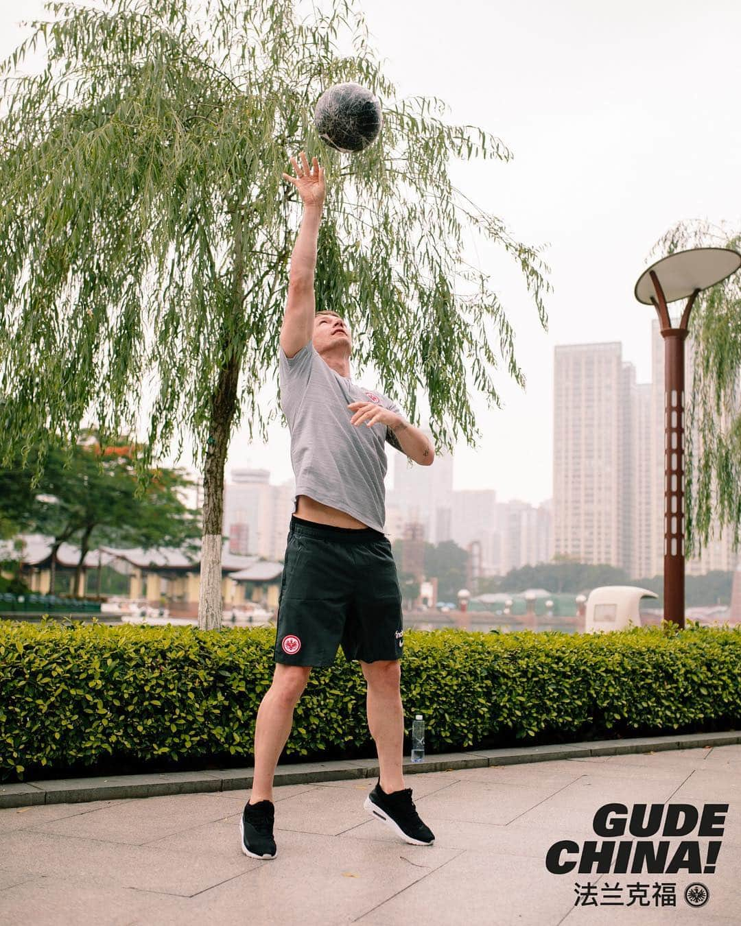 アイントラハト・フランクフルトさんのインスタグラム写真 - (アイントラハト・フランクフルトInstagram)「Wenn schon Tai Chi, dann am liebsten mit Ball ⚽️😛 • • #TaiChi #GudeChina #bundesliga #china #sge #eintracht #frankfurt #eintrachtfrankfurt」5月23日 22時49分 - eintrachtfrankfurt