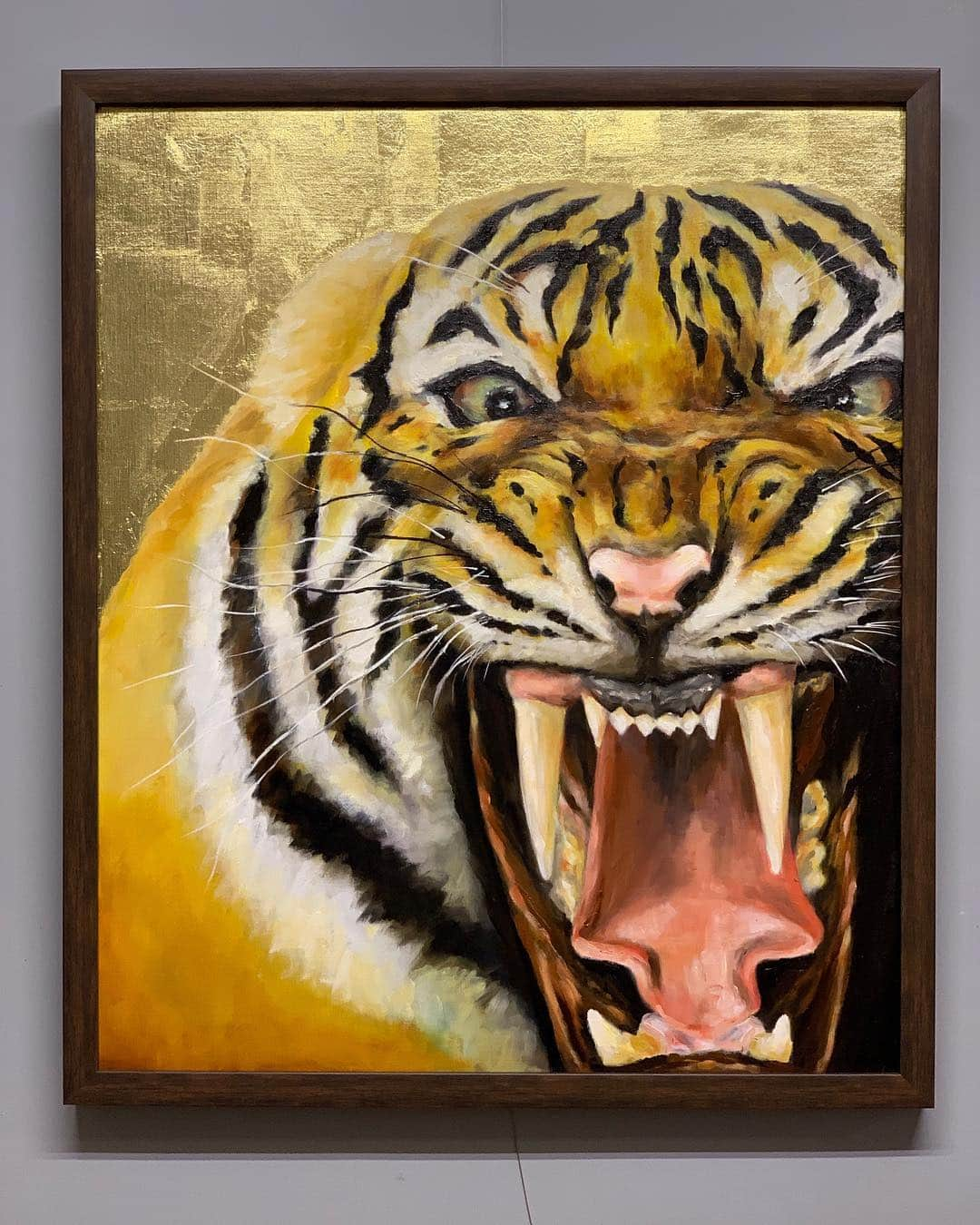 北沢直樹のインスタグラム：「Tiger!!🐅🐯🎊 ・ #tiger #虎 #お祝い #celebration #art #oilpainting #drawing #painting #ドローイング #デッサン #絵画 #油絵 #イラスト #挿絵 #コミックエッセイ #イラストエッセイ #エッセイ漫画 #マンガ #diary #Illustration #illustrator #manga #anime #gold #金箔」