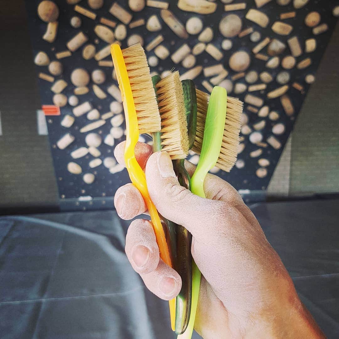 ルスタン・ゲルマノフのインスタグラム：「Thanks to my friend  @deadpointholds for best gift to me. Hi quality brushes!!! Wooden board at @monk_eindhoven gonna be always clean.  Good luck man with your startup!!! Hope to see you soon!」