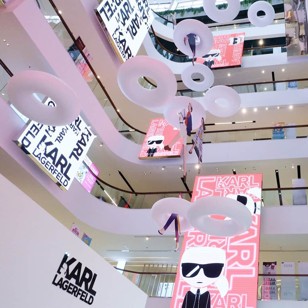 カールラガーフェルドさんのインスタグラム写真 - (カールラガーフェルドInstagram)「Hello, Bangkok! A new #KARLLAGERFELD store is now open at @centralworld (first floor). Drop by to experience the complete world of KARL!」5月23日 22時53分 - karllagerfeld