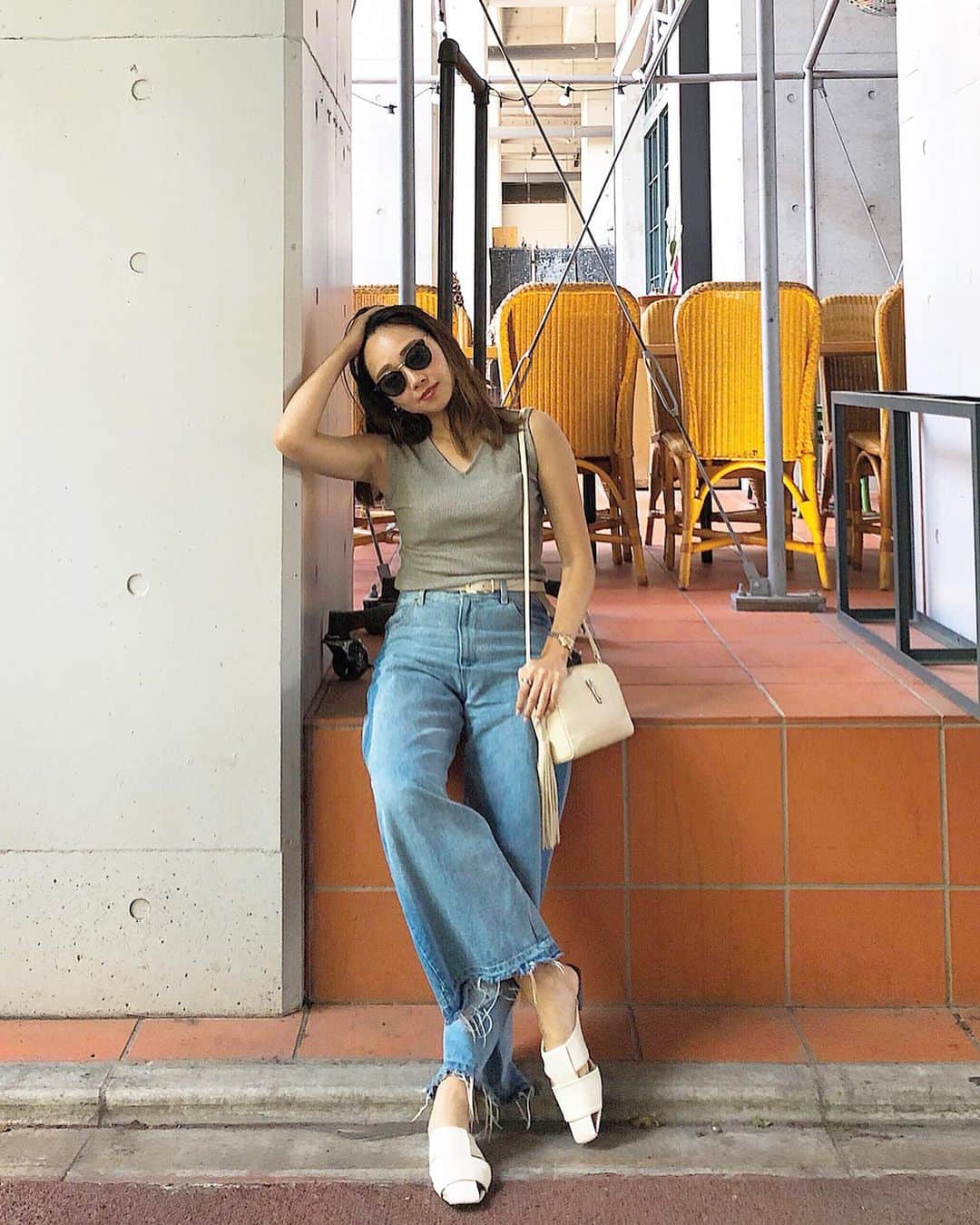 石田美奈子のインスタグラム：「#outfit . 今日は暑かった〜🌞 @arika_imura と#中目黒 で昼飲み♫ 最近購入したZARAのサンダルとタンクトップで出かけました☺︎ . このタンクトップ、F-LEAD @flead_store という通販サイトのSABUROKUというブランドのもの。 撮影で着させていただいて気になっていたので通販でチェックしたら、なんとセールで1000円ちょっとになっていて！ 思わず3色買い(´∀｀) 届いてからヘビロテしています。 . そして夜もまたありかと飲んできました(⑅ˊᵕˋ⑅) 1日に2回も会えるなんて♡ . tops…#saburoku  denim…#003jferry bag…#toffandloadstone sandals…#zara . 👗→ #minako_fashion . #fashion #ootd #春コーデ #夏コーデ #プチプラコーデ #165cm」