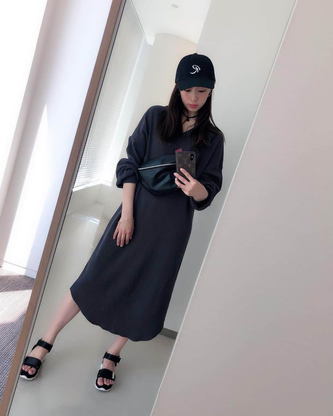 藤江れいなさんのインスタグラム写真 - (藤江れいなInstagram)「#２２時の嫁  #私服 #ootd #fashion #コーディネート #ワンピース #americanholic  #レザーウエストポーチ  #CAP #andR #スポーツサンダル #RANDA #チョーカー」5月23日 22時55分 - 01nyan0201