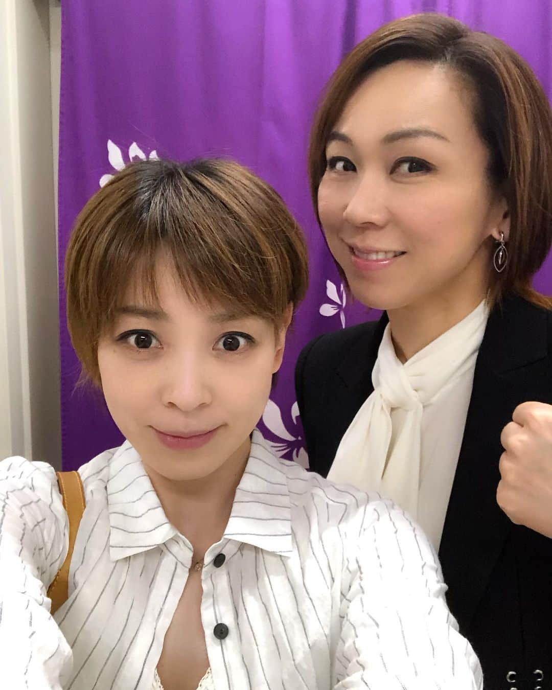 初嶺麿代さんのインスタグラム写真 - (初嶺麿代Instagram)「かっこいいお姉さまがいると思ったら、ワタルさんだったーっ🤩✨✨✨ #湖月わたる さん #東京宝塚劇場 で偶然お会いした♫ #かっこいい女性 #宝塚og  相変わらずかっこよかったです。」5月23日 23時08分 - hatsunemayo