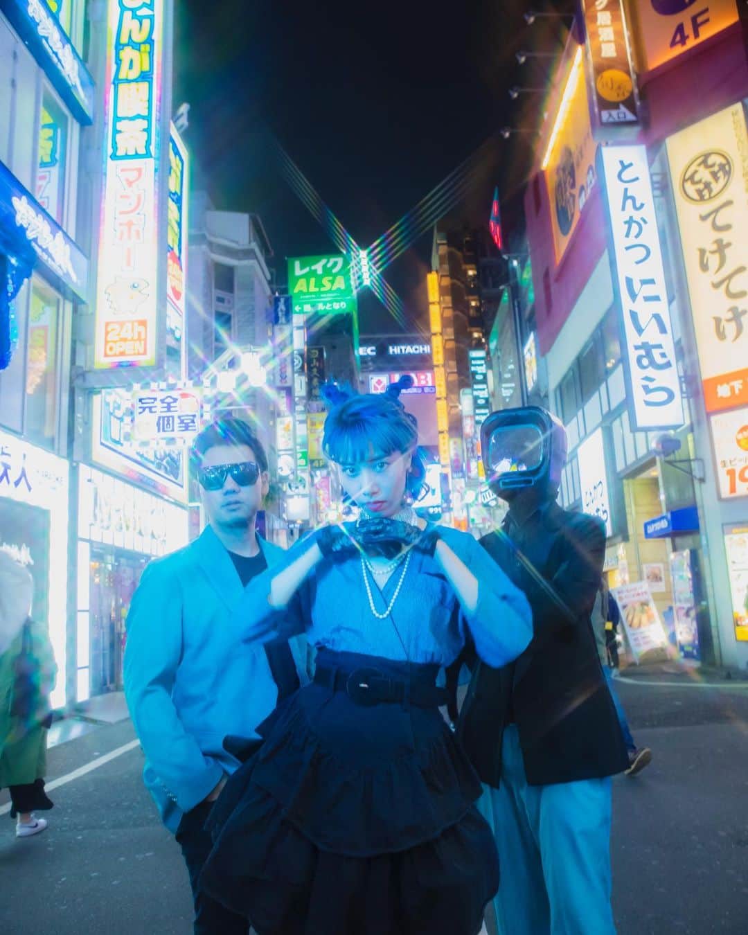 草野絵美のインスタグラム：「🌃🌃🌃🌃🌃🌃🌃🌃 . Photo by @misa_kusakabe  Produced by @choom.online  @thecomm.online . . . . #satelliteyoung #citypop #synthwave #retrowave #robotrestaurant #neotokyo」