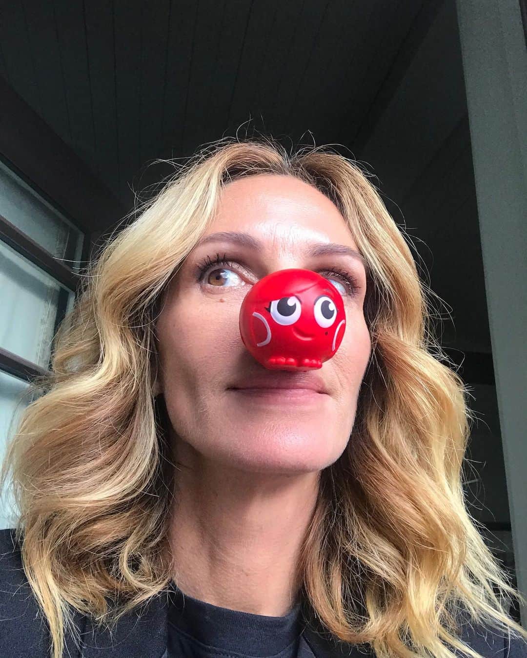 ジュリア・ロバーツのインスタグラム：「Happy Red Nose Day. Walgreens is selling these lil noses for children living in poverty. ❤️🔴❤️」
