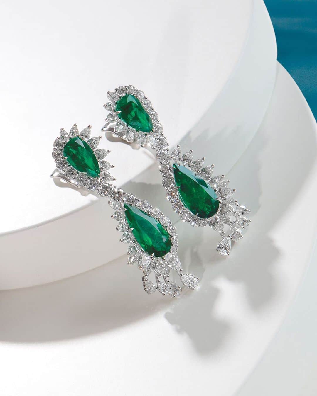 ショパールさんのインスタグラム写真 - (ショパールInstagram)「A stunning pair of diamond and emerald earrings spotted at the Cannes Film Festival #ChopardHauteJoaillerie #StarsInChopard #TheRedCarpetJeweller #RedCarpetCollection」5月23日 23時03分 - chopard