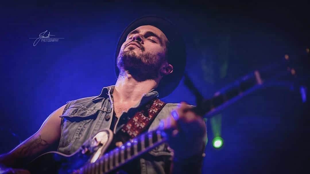 マイケル・マラーキーのインスタグラム：「Big love to all the music fans out there, especially for reminding me of these milestones. I know I keep teasing music news, but there’s big things being planned. All will be revealed next month... ・・・ #Repost @mesmerizing_malarkey ・・・ Today marks one year since Captain Solitaire, the EP, came out; one year since its 3 songs became part of our Malarkey Madness journey. I remember I was packing to go to Amsterdam (1st stop of the 3rd leg of Mongrels Tour) when the EP came out. It was late at night and I stopped everything I was doing, put my headphones on, closed my eyes, and let it all sink in.  I had been waiting to listen to a recorded version of Friends for years, I was so averwhelmed with feelings while listening to the new version, realizing how, the evolution the song had had over the years, kinda represented Michael's music's journey and mine with it. Bloody Nose was so captivating, so different from what Michael had gotten us used to, yet so perfectly fitting and mystical.  Captain Solitaire, the single, had come out a couple of days before and I already loved it, but, listening to it as part of this 3 songs journey, gave it a whole new vibe I loved it even more. This EP has always been presented like the bridge connecting Mongrels and the next Full Length. I can't wait to listen to Michael's next album, in order to connect the dots💙 📷: @janetphotography .  Edit by me. PS If you are a "Captain Solitaire virgin", you can find it on all digital platforms (Spotify link in my bio). #MkMalarkey #Michael #MichaelMalarkey #Anniversary #EP #CaptainSolitaire #Songs #Memories #TBT #ThrowBackThursday #Actor #Singer #Songwriter #Guitarist #GuitarPlayer #Guitar #Musician #Music #Artist #Art」