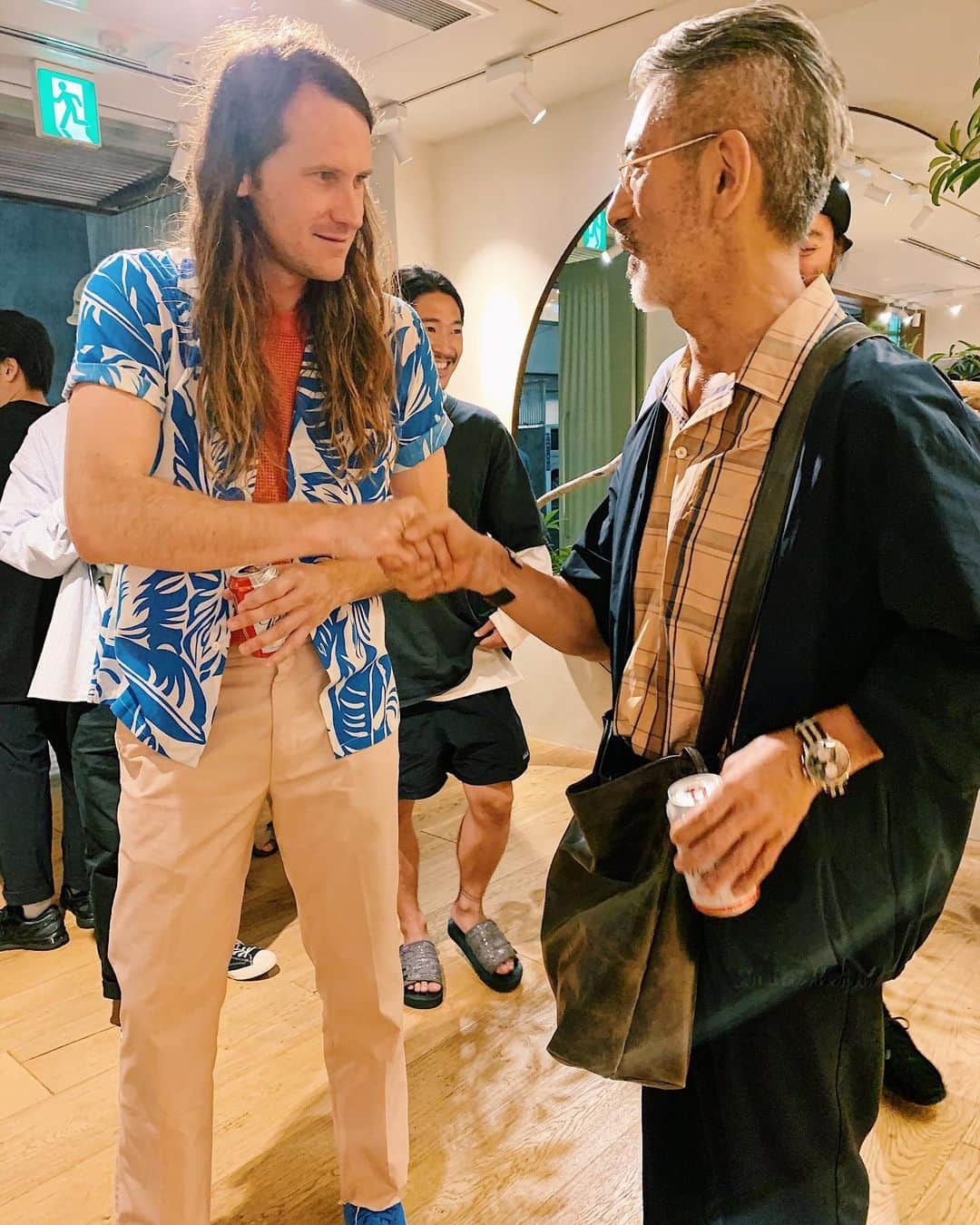 のインスタグラム：「本日グローブスペックスのご近所のPilgrim SURF+SUPPLYさんにて行われたLAのアーティストROBBIE SIMON氏のレセプションパーティーへ行って来ました。たくさんの方で賑わっており、ご本人も非常に気さくに話してくれました。どうもありがとうございました。  アメリカ・ロサンゼルスを拠点に活躍する新進気鋭のアーティスト"ROBBIE SIMON (ロビー・サイモン)" ソーカルのサーフシティ、ハンティントンビーチ生まれの彼は、サンフランシスコのアートスクールでグラフィックデザインを学んだのち、ロサンゼルスに戻りGeoff McFetridge (ジェフ・マクフェトリッジ）のCHAMPION GRAPHICSでグラフィックデザイナーとして創作活動を続けています。ロサンゼルス発サイケデリックバンド"Allah-Las"をはじめとした多くのミュージシャンのアルバムカバーやツアービジュアルを手掛けたり、インターネットラジオコンテンツ"Reveberation Radio"に参画するなど、アートからミュージックシーンまで幅広く活躍し、今まさに多方面から注目を集めているアーティストの一人です。 #receptionparty #pilgrimsurfsupply  #artist  @brojazz  @globespecs_official  #tetsuyaokada  #cloth @scye_official  #eyewear  @gernotlindnereyewear」