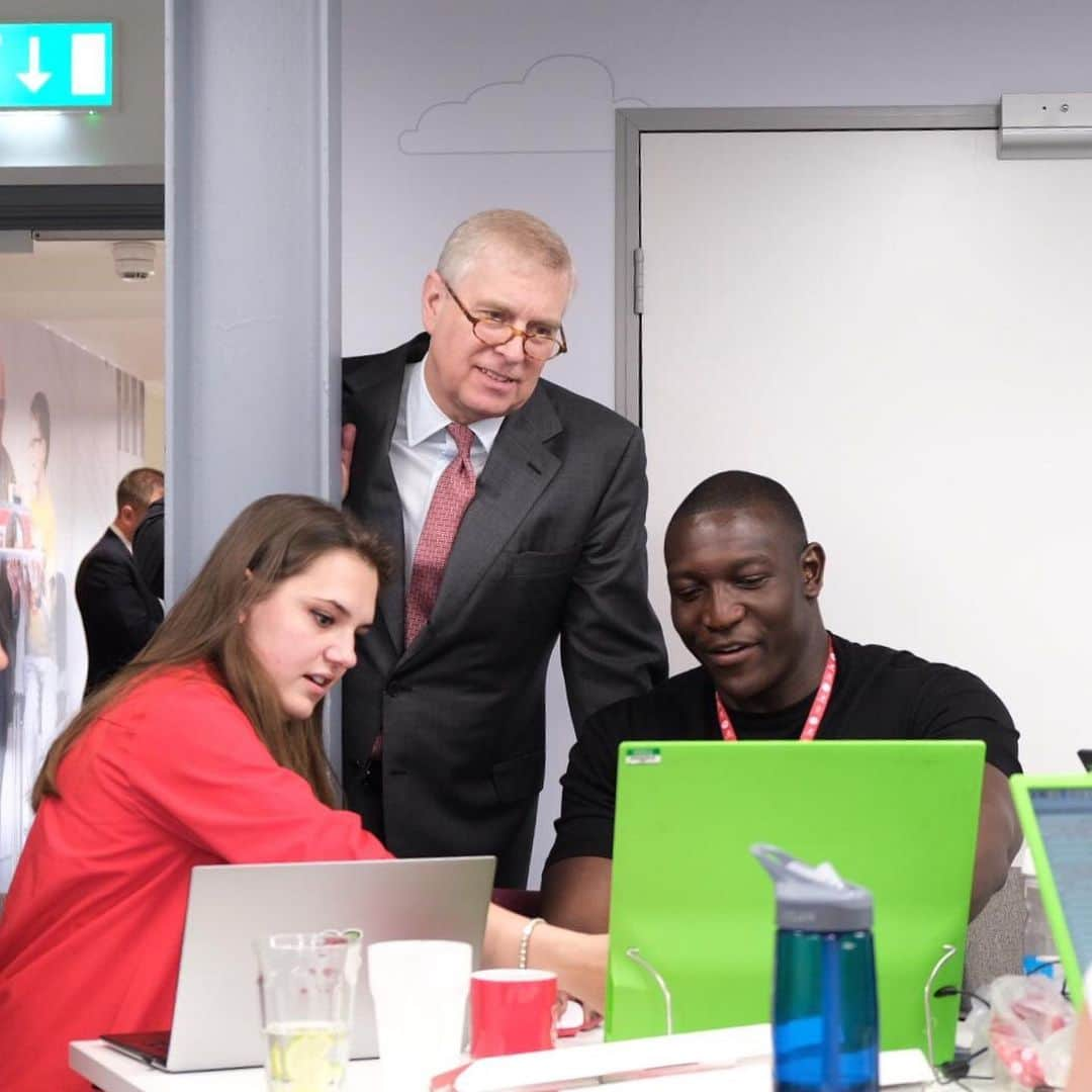 ロイヤル・ファミリーさんのインスタグラム写真 - (ロイヤル・ファミリーInstagram)「Yesterday @hrhthedukeofyork visited Cambridge to highlight the city’s focus on science, technology, entrepreneurship and education.  The Duke, in his role as Patron of the Cambridge Science Centre, met staff, teachers and children at the centre, which empowers children and young people to discover science for themselves through hands-on activities.  The Duke attended the launch of Hughes Hall’s new research initiative at the University of Cambridge College. The Bridge facilitates connections between academic experts and policymakers, practitioners and industry leaders to promote dialogue, understanding and innovation.  The Duke then visited the charity Raspberry Pi which is helping people to learn about computing through outreach and education.」5月23日 23時09分 - theroyalfamily