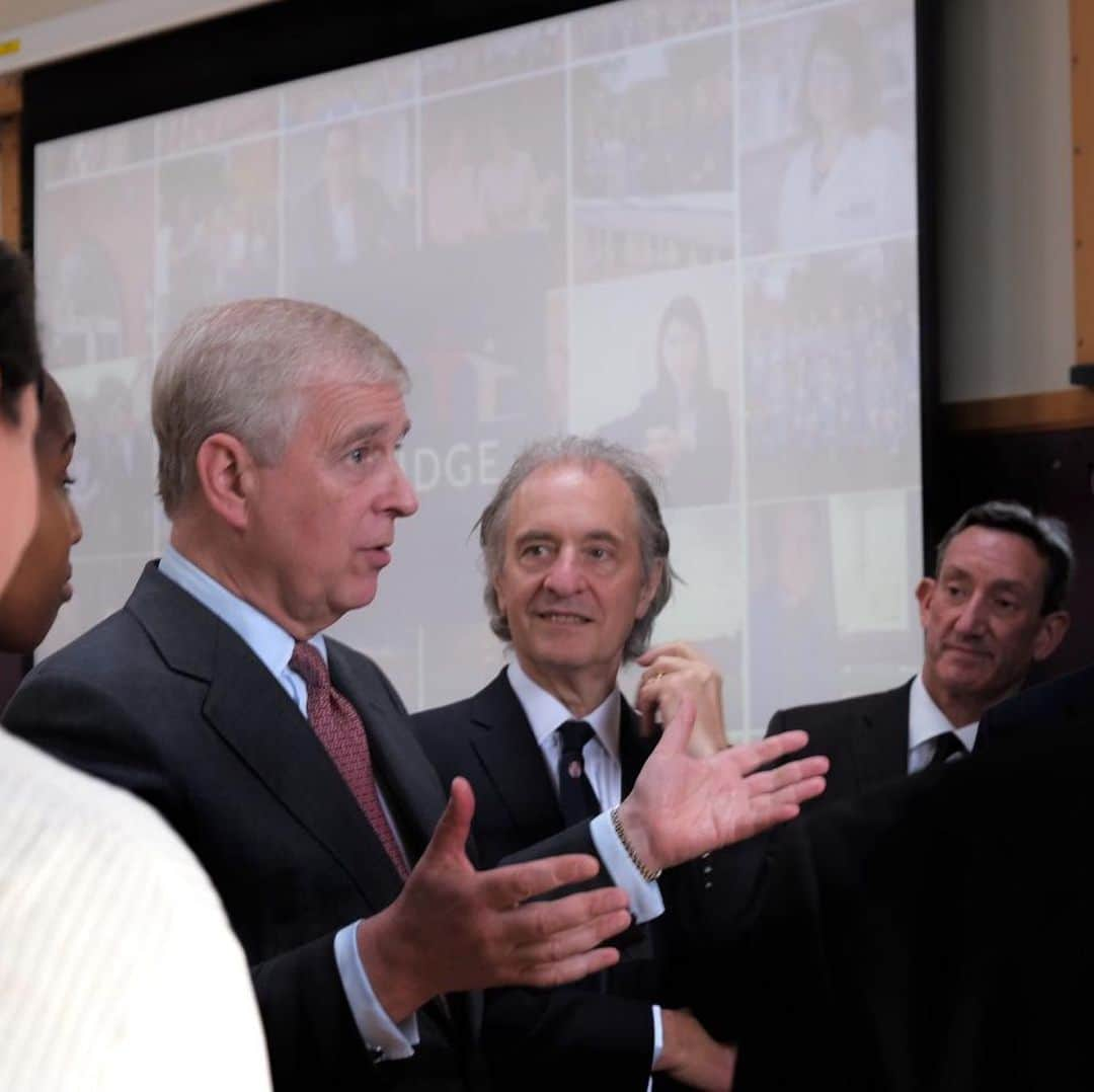 ロイヤル・ファミリーさんのインスタグラム写真 - (ロイヤル・ファミリーInstagram)「Yesterday @hrhthedukeofyork visited Cambridge to highlight the city’s focus on science, technology, entrepreneurship and education.  The Duke, in his role as Patron of the Cambridge Science Centre, met staff, teachers and children at the centre, which empowers children and young people to discover science for themselves through hands-on activities.  The Duke attended the launch of Hughes Hall’s new research initiative at the University of Cambridge College. The Bridge facilitates connections between academic experts and policymakers, practitioners and industry leaders to promote dialogue, understanding and innovation.  The Duke then visited the charity Raspberry Pi which is helping people to learn about computing through outreach and education.」5月23日 23時09分 - theroyalfamily