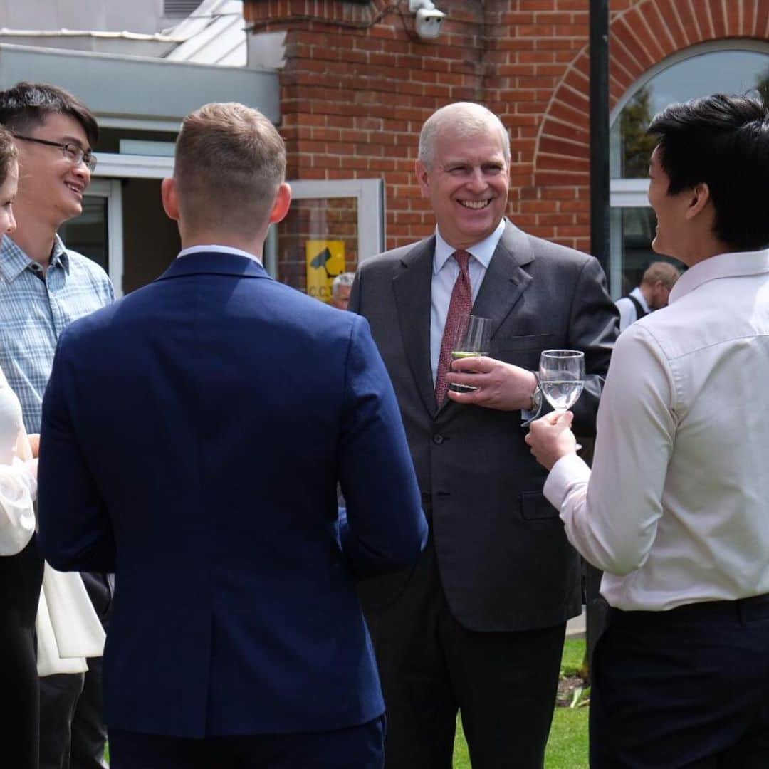 ロイヤル・ファミリーさんのインスタグラム写真 - (ロイヤル・ファミリーInstagram)「Yesterday @hrhthedukeofyork visited Cambridge to highlight the city’s focus on science, technology, entrepreneurship and education.  The Duke, in his role as Patron of the Cambridge Science Centre, met staff, teachers and children at the centre, which empowers children and young people to discover science for themselves through hands-on activities.  The Duke attended the launch of Hughes Hall’s new research initiative at the University of Cambridge College. The Bridge facilitates connections between academic experts and policymakers, practitioners and industry leaders to promote dialogue, understanding and innovation.  The Duke then visited the charity Raspberry Pi which is helping people to learn about computing through outreach and education.」5月23日 23時09分 - theroyalfamily