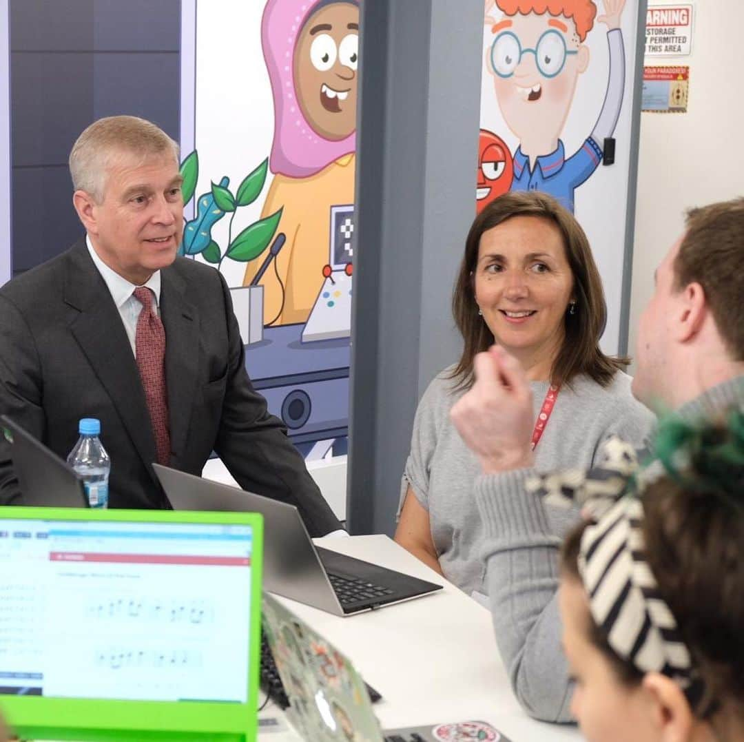 ロイヤル・ファミリーさんのインスタグラム写真 - (ロイヤル・ファミリーInstagram)「Yesterday @hrhthedukeofyork visited Cambridge to highlight the city’s focus on science, technology, entrepreneurship and education.  The Duke, in his role as Patron of the Cambridge Science Centre, met staff, teachers and children at the centre, which empowers children and young people to discover science for themselves through hands-on activities.  The Duke attended the launch of Hughes Hall’s new research initiative at the University of Cambridge College. The Bridge facilitates connections between academic experts and policymakers, practitioners and industry leaders to promote dialogue, understanding and innovation.  The Duke then visited the charity Raspberry Pi which is helping people to learn about computing through outreach and education.」5月23日 23時09分 - theroyalfamily