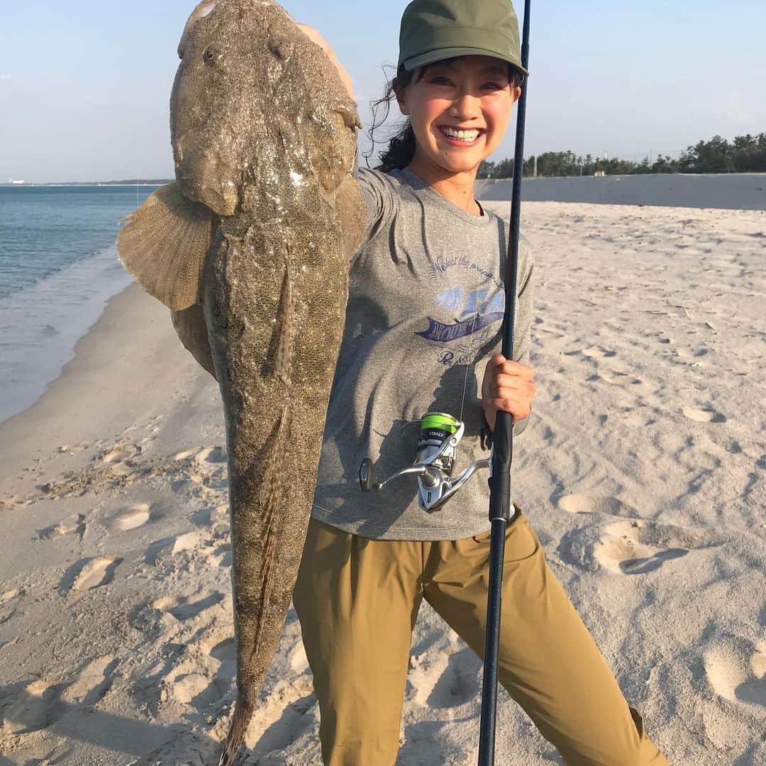 福島和可菜さんのインスタグラム写真 - (福島和可菜Instagram)「BS TBS🐟釣り百景🐟 見て下さった皆様、ありがとうございました✨ また落ち着いたら写真載せますね🥰  今日も…撮影が終わって、プライベートタイムで釣りをしていたら…やっちまいましたぜ㊗️㊗️㊗️ #マゴチ #60 #ロクマル #サーフ #ミノー #ストップアンドゴー #ボーダレス #BORDERLESS #love #fishing #フルキャスト #最高かよ #最高だよ #サーフからのマゴチ #自己ベスト #メモリアル #まさかの #嬉しい #ありがとう #shimano #関西テレビ #釣りビジョン #釣りたガール #釣りガール #big #fish #🐟 #‪🎣‬」5月23日 23時09分 - fukushimawakana