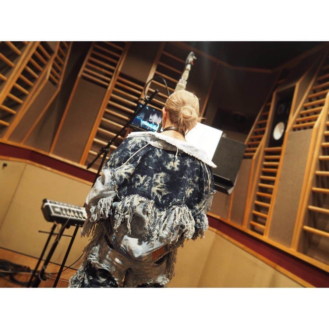 倖田來未さんのインスタグラム写真 - (倖田來未Instagram)「recording🎤﻿﻿ ﻿﻿ #この服めっちゃかわえー #けど #すんごいデニム生地が歩くとこに落ちていく #笑 #like #a #ヘンゼルとグレーテル #もしくはだれ#マラカス #持ってきて #爆笑 #recording #studio #work #movie #tobecontinued #artist #fashion #myobnyc #pameopose #ponystone #gyda﻿」5月23日 23時11分 - kodakumi_official