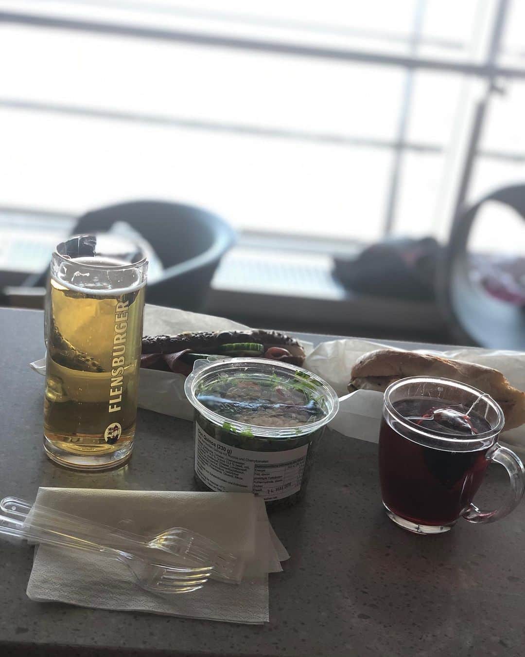 神咲詩織さんのインスタグラム写真 - (神咲詩織Instagram)「ハンブルグ空港で朝ご飯食べたよ💃✨ みんな朝からビールをがっつり500mlサイズで飲んでて最高🍺」5月23日 23時14分 - nexter_nippon