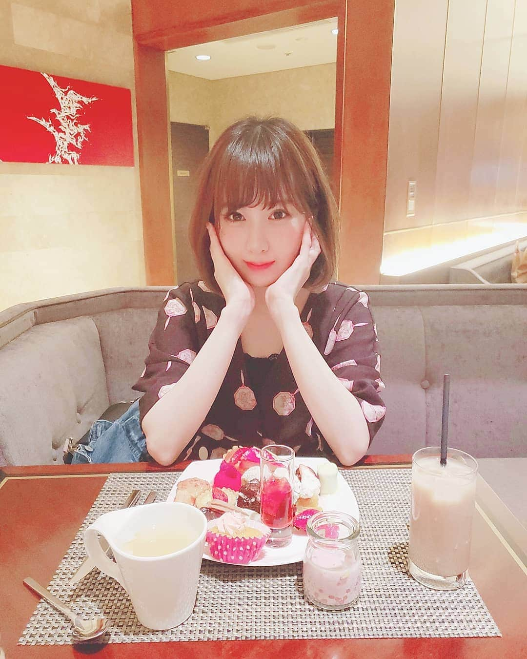 小田桐奈々さんのインスタグラム写真 - (小田桐奈々Instagram)「* #ストロベリーCATSコレクション へ…🍓🐱 * いたるところに猫ちゃん！ こんなところでストロベリーのスイーツを堪能できるなんて😭✨ * ストロベリーのカクテルを足にこぼしてしまって、白い靴下をピンクに染めました…一緒に行ったお友達もなにかこぼしてた気がする。でも幸せだったんじゃ。笑 * * * #スープもあるよ #甘いしょっぱいのループ  #🐻♥ #ヒルトン #ヒルトン東京 #ヒルトンホテル #strawberrycatscollection #hiltontokyo #hiltonhotel #新宿 #shinjuku#西新宿#nishishinjuku#ブランチ#いちご#いちご🍓 #ストロベリー #ストロベリー🍓 #Strawberry#strawberrymania #strawberrys #japan #LilyBrown #ボブ #ショートボブ#スイーツ #dessertpic #アフタヌーンティー #afternoonteatime」5月23日 23時21分 - odagirinana