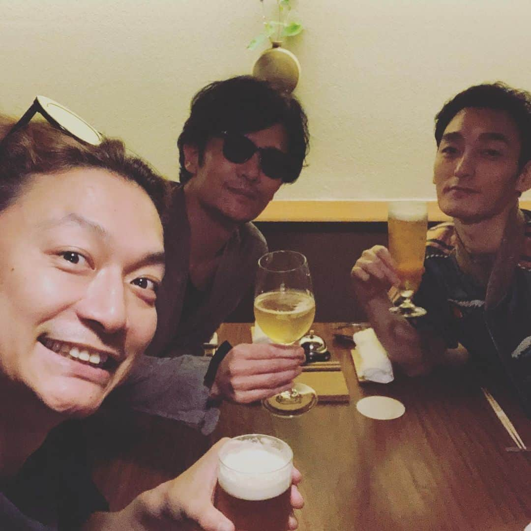 香取慎吾さんのインスタグラム写真 - (香取慎吾Instagram)「初めてな感じの #つよぽん の舞台でのお芝居.緊張感ある観てる方も緊張する草彅舞台と違うリラックス笑顔溢れる舞台楽しかった！舞台観劇後行きたかった欲しかった #開化堂 の茶筒を買いに一人で行きゲット！の後また合流してみんなでお食事！ #吾郎ちゃん との #京都旅行 で #草彅剛 の舞台を観に来た感じ。。楽しい今日でした！ #稲垣吾郎 #香取慎吾 #新しい地図 #家族のはなし #家族のはなしpart1」5月23日 23時21分 - katorishingo_official