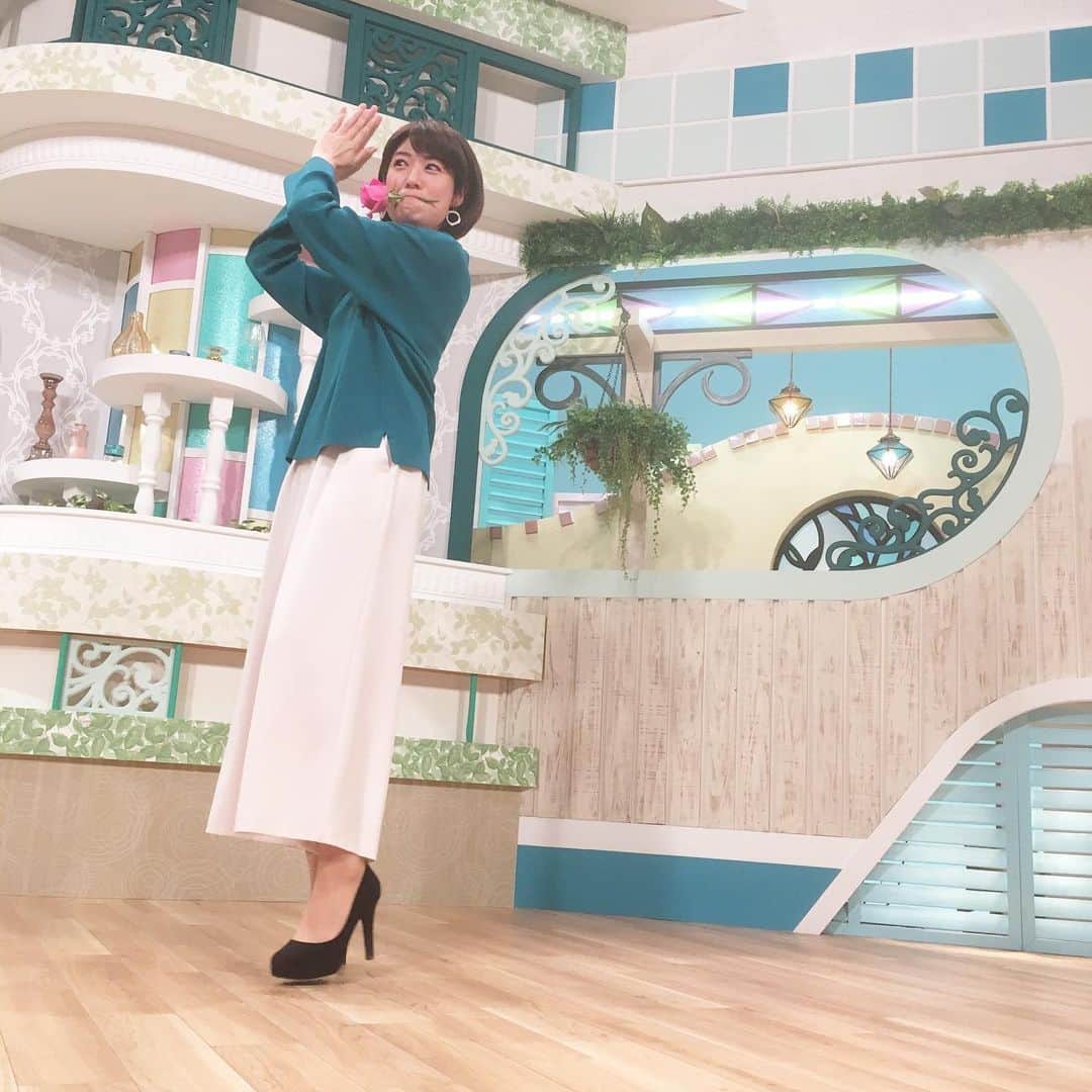 石崎佳代子さんのインスタグラム写真 - (石崎佳代子Instagram)「👗 5月23日(木) きらめきpalette衣装 styring @mycoorde.__official . はせがわちゃんがMCテーブルの フラワーアレンジメント💐を 指して言うのです👈 「花、使いましょうか」 . それは・・・アレですね？ 疑問形を装ってはいるものの、 限りなく指令に近いヤツですね？ はせがわちゃん、2年目の下克上。 . 私はこの道20年の威厳を保ちながら、 凛とした態度で きっぱりと告げました。 . 「かしこまりました」 . #何の写真だよ・・・って #衣装だよ！ #衣装だったはず #衣装だったかと。 #衣装・・・みたいな？ . #恥ずかしがり屋なのに #お調子者 #大いなる自己矛盾 . #FBS#きらめきpalette ターコイズニット&ベージュパンツ→anyfam  #福岡#MC#司会#石崎佳代子 #衣装」5月23日 23時26分 - kayoko_ishizaki