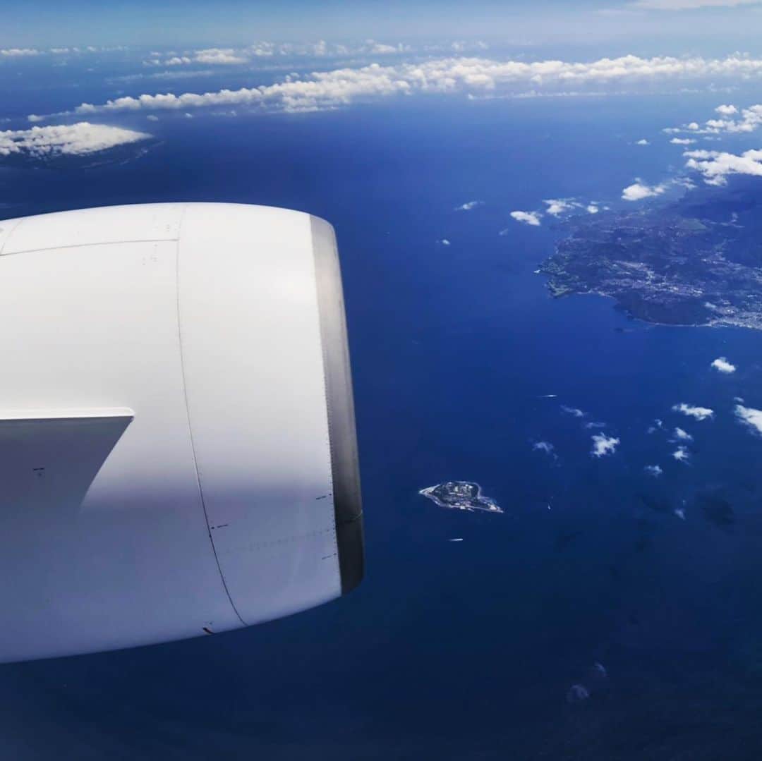 熱海市さんのインスタグラム写真 - (熱海市Instagram)「初島と熱海の街が吸い込まれるー❗️ #上空からの初島#上空からの熱海#くっきり見えます#熱海みえるよー#初島#空の旅＃空の旅からの熱海#飛行機から見える熱海#初島くっきり#山と海で囲まれている熱海#わたしの熱海 #いいね伊豆#熱海大好き#いいね伊豆#伊豆元気旅」5月23日 23時23分 - atami_official
