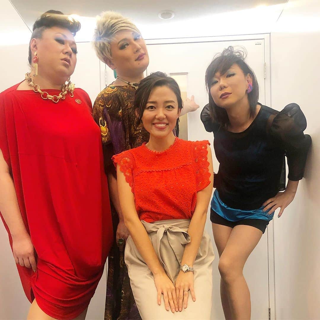 阿部優貴子のインスタグラム：「バラダン今週も見ていただきありがとうございました😍❣️ 今日ご出演していただいた、日本を代表するドラァグクイーンのみなさまと😂✌️️💕 濃ゆい。濃すぎます…😂😂🙌 *  #ミッツマングローブ さん #ナジャグランディーバ  さん #ダイアナエクストラバガンザ  さん #ドラァグクイーン についてもニュースで取り上げました  #奥が深い #深すぎる… #ここはmxの廊下です #ポーズがセクシー #見習わなければ  #バラいろダンディ#tokyomx #また来週」