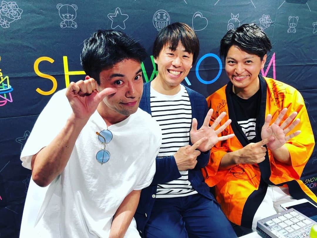 金城大和のインスタグラム：「長濱慎くんにお呼ばれして、浅井宏輔（こうちゃん）と共に出させて頂いた、 『猫舌showroom』  ご視聴頂き誠にありがとうございました！  公開録音でしたのでお客様もおり、楽しい再会と、皆様との美しい空間とお時間を過ごせました。  これで明日も頑張れそうなので、さぁ今夜は呑みましょうか。  乾杯！」