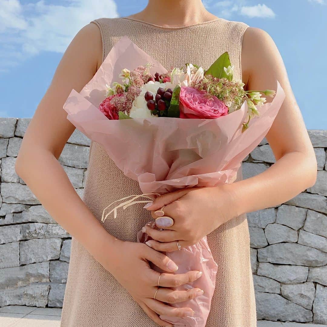 Sayakaのインスタグラム：「* 私のイメージで作ってくれたブーケ💐✨ . 笑ったり、悩んだり、 いろいろ不器用な私を支えてくれる 愛と思いやりにあふれた周りのみんなに ただただ感謝のしあわせなBirthday💖 . . #happy #smile #love #thankyou #birthday #happyhappybirthday #sayakasflower」