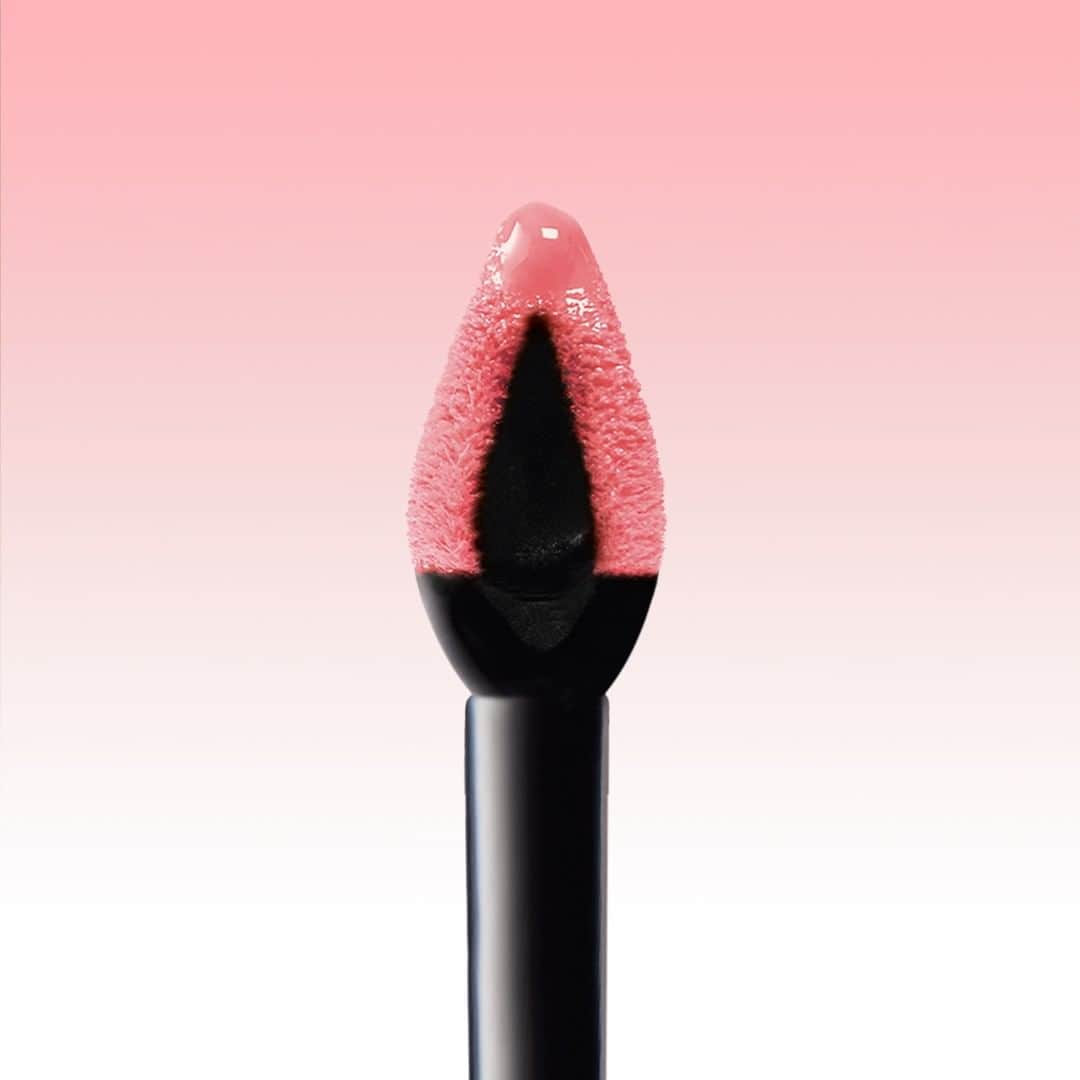 Armani Beautyさんのインスタグラム写真 - (Armani BeautyInstagram)「Finer than a classic lipstick, LIP MAGNET's slender applicator leaves a luminous, lightweight matte film on lips. Seen here in shade 515 "Pink" from the LIP FREEZE collection.  #ArmaniBeauty #LipFreeze #LipMagnet #makeup」5月23日 23時29分 - armanibeauty