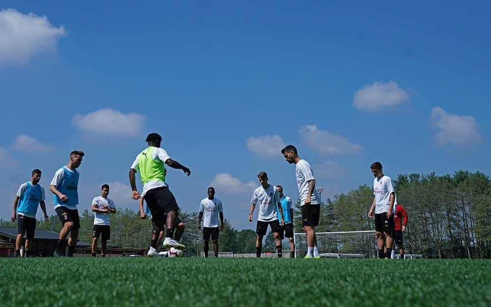 ACミランさんのインスタグラム写真 - (ACミランInstagram)「💪🏻 Milanello is fired up ahead of our final #SerieATIM clash of the season 📸 💪🏻 A Milanello si lavora in vista di #SPALMilan: sessione di torelli e un mini-torneo 📸」5月23日 23時30分 - acmilan