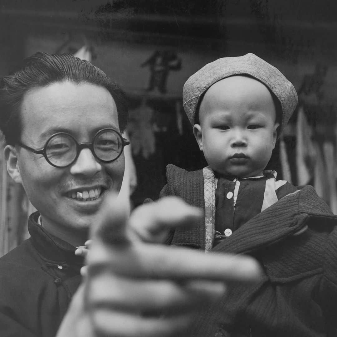 National Geographic Creativeさんのインスタグラム写真 - (National Geographic CreativeInstagram)「Photo by W. Robert Moore | A father tries to initiate a smile for the camera from his unamused son in Peiping, now known as Beijing, China. This image was originally published in the September 1949 magazine. #ThrowBackThursday #BlackAndWhite #China」5月23日 23時32分 - natgeointhefield