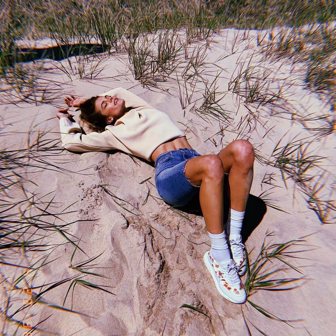 ニーナ・アグダルのインスタグラム：「Taking over @koio Instagram today! Make sure to give them a follow and watch their stories as I take them along for my day! Ps. you can preorder your pair of #koioxninaagdal today at 1 PM ♥️」