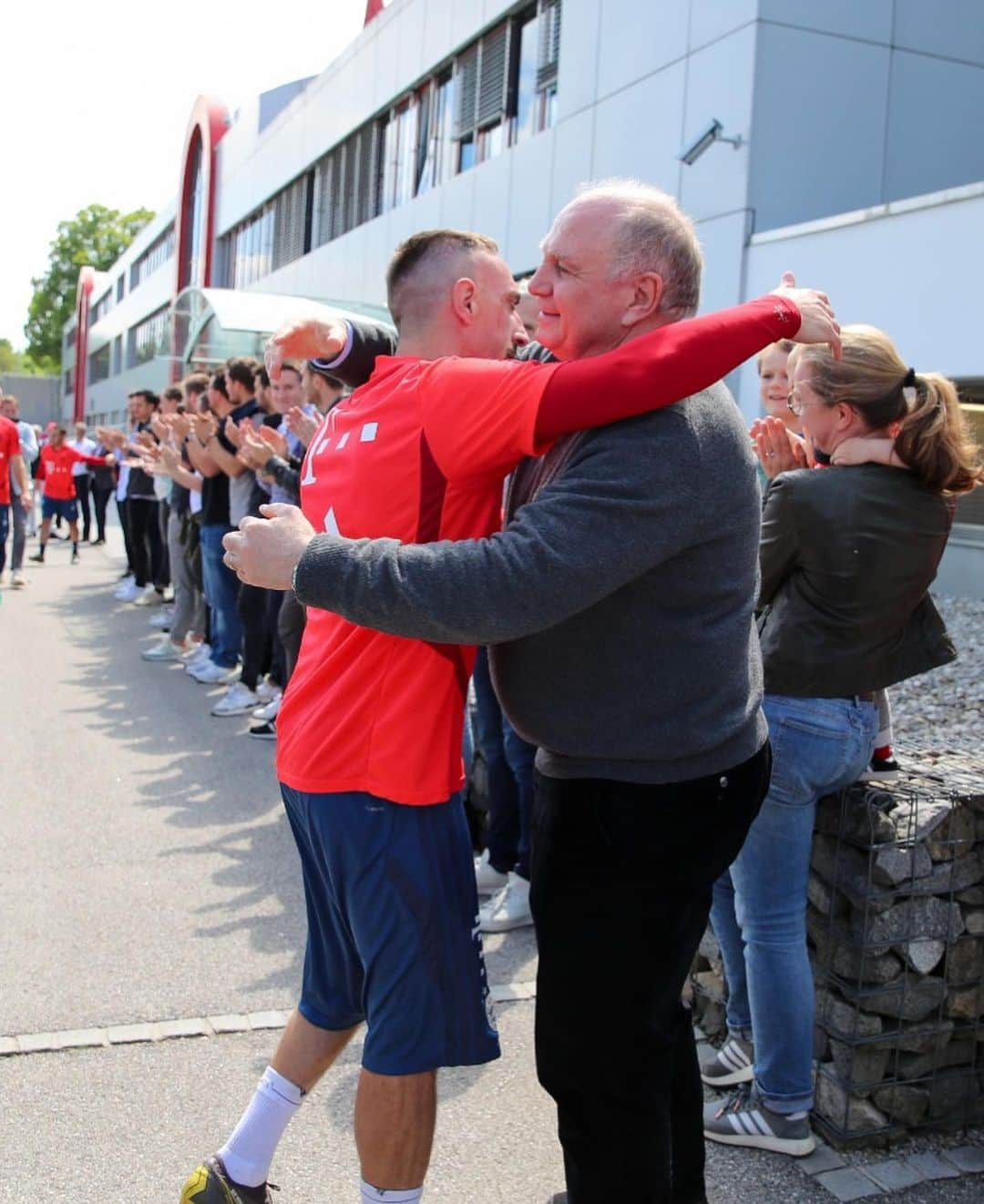 バイエルン・ミュンヘンさんのインスタグラム写真 - (バイエルン・ミュンヘンInstagram)「A special farewell to @r_13official, @franckribery7 and @arjenrobben at Säbener Street today! ♥️💐👏」5月23日 23時41分 - fcbayern