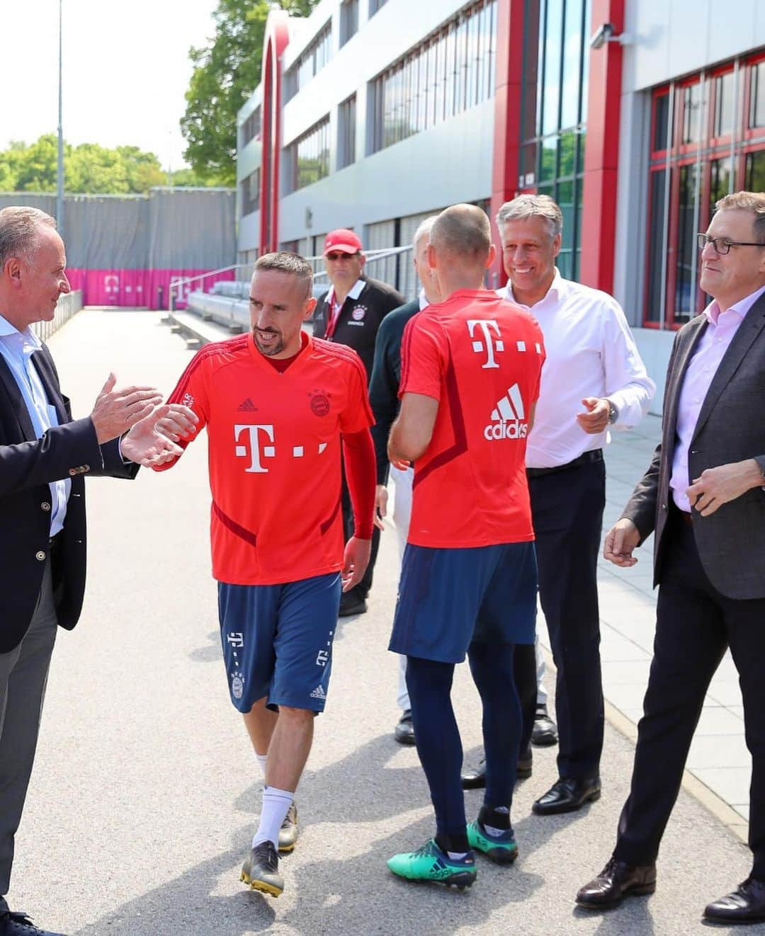 バイエルン・ミュンヘンさんのインスタグラム写真 - (バイエルン・ミュンヘンInstagram)「A special farewell to @r_13official, @franckribery7 and @arjenrobben at Säbener Street today! ♥️💐👏」5月23日 23時41分 - fcbayern