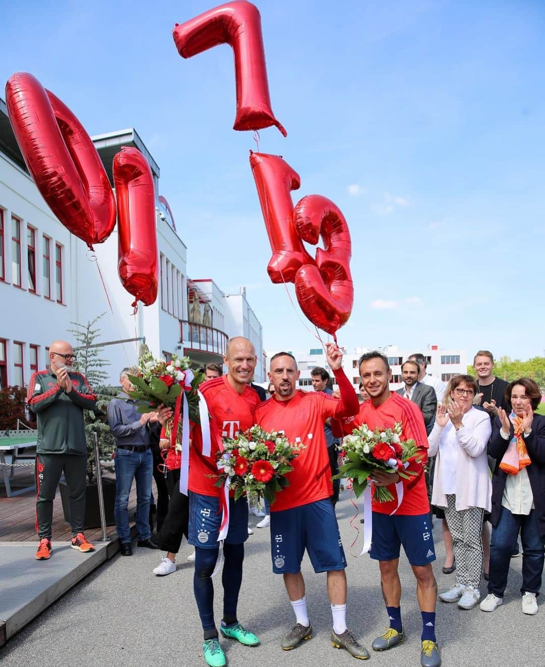 バイエルン・ミュンヘンさんのインスタグラム写真 - (バイエルン・ミュンヘンInstagram)「A special farewell to @r_13official, @franckribery7 and @arjenrobben at Säbener Street today! ♥️💐👏」5月23日 23時41分 - fcbayern