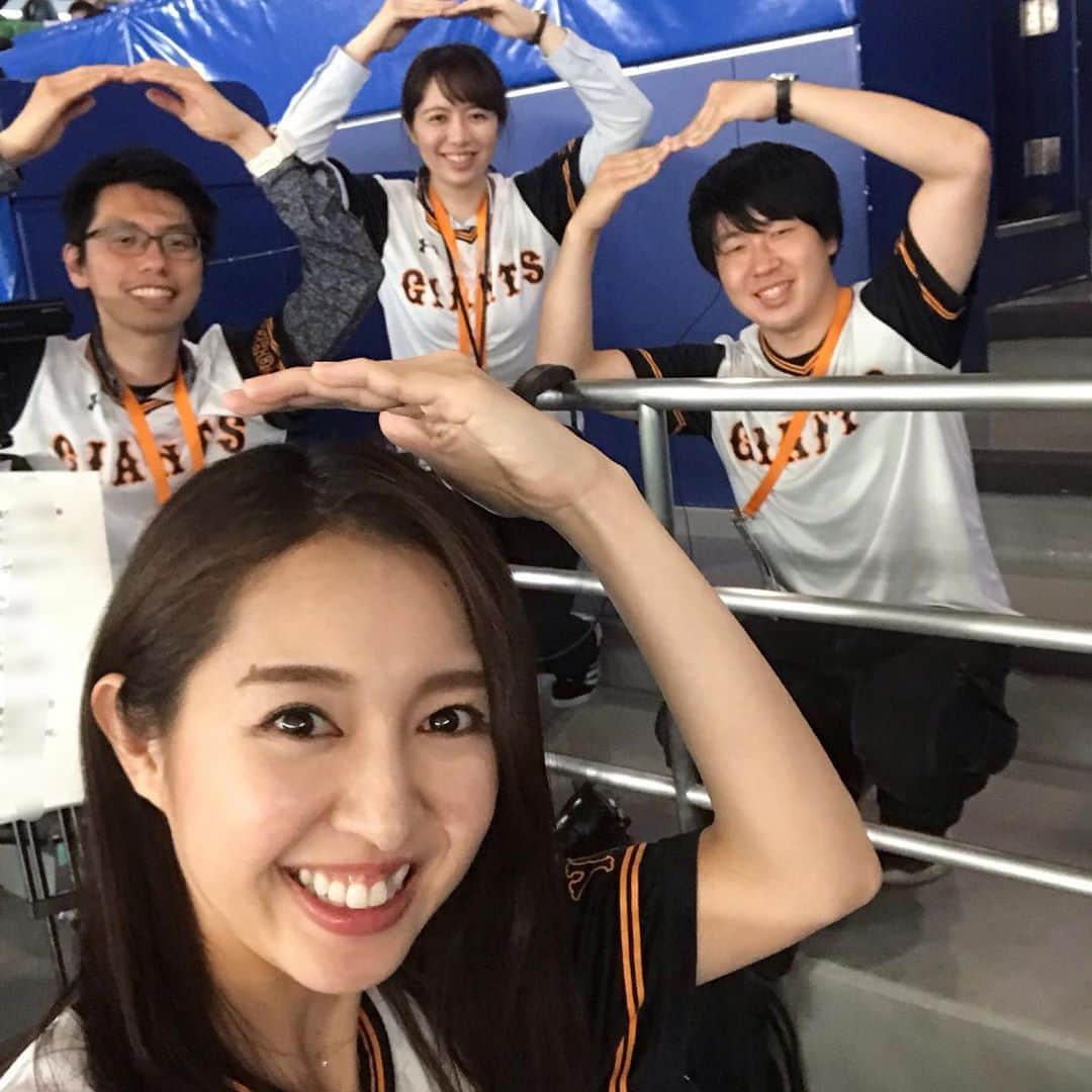 阿部智帆のインスタグラム：「GIANTSの勝利に... まるぅぅぅ〜🙆‍♀️🙆‍♀🧡🙆‍♂️🙆‍♂️ . プレゲームショー放送後 スタンドでスタッフのみなさんと 勝利を願って丸ポーズ🙆‍♀️📸 . 今日はプレーヤーズデー限定✨特製ユニホームTシャツをスタッフさん達もお揃いで着てくれて 放送も一丸で頑張りました✌️ . . もちろん‼︎ 清水隆行さん・阿出川浩之さんと勝利の一枚も🧡 久しぶりの 「最高でーーーす‼︎」 叫べて嬉しかったなぁ😆 . . 明日からの広島戦も この勢いで連勝しましょー😆✊ . #giants  #denaベイスターズ  #丸佳浩 選手 #プレーヤーズデー #丸ポーズ #プレポストゲームショー #プレポスファミリー #プレポススタッフ #みんななかよし#最高です #清水隆行 さん #阿出川浩之 さん #阿部智帆」