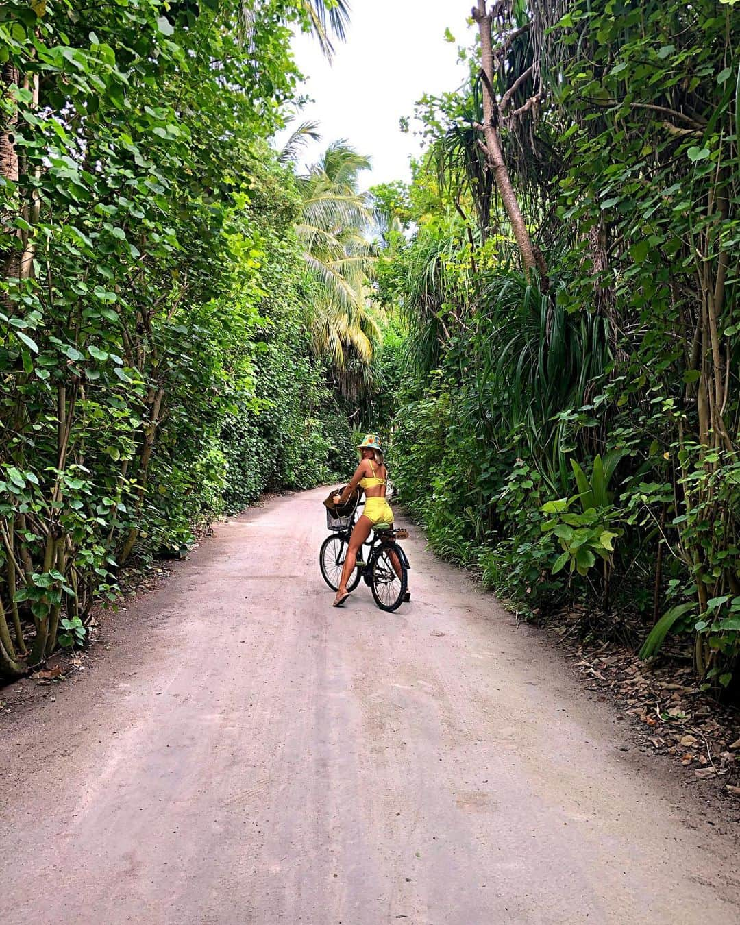 Bruno Gagliassoさんのインスタグラム写真 - (Bruno GagliassoInstagram)「O que é um pontinho amarelo no meio da floresta? 🌻🌳#meuolhar @sixsenseslaamu 🇲🇻 #férias @gio_ewbank  @theglobalnomadsbr #maldivas #ad」5月23日 23時46分 - brunogagliasso