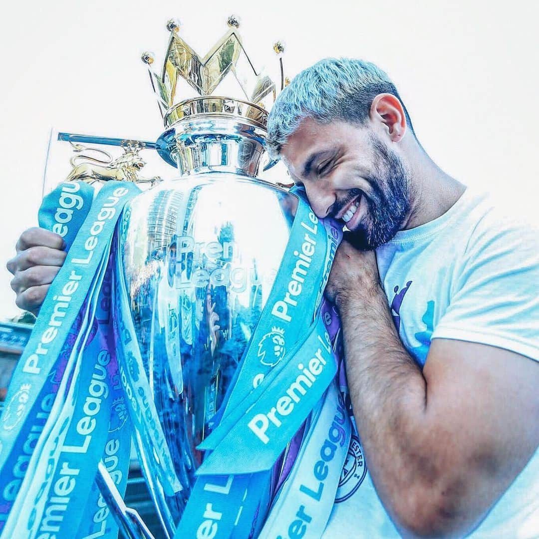 マンチェスター・シティFCさんのインスタグラム写真 - (マンチェスター・シティFCInstagram)「Is it possible to be jealous of an inanimate object? Asking for a friend 🏆👀 #mancity」5月23日 23時46分 - mancity