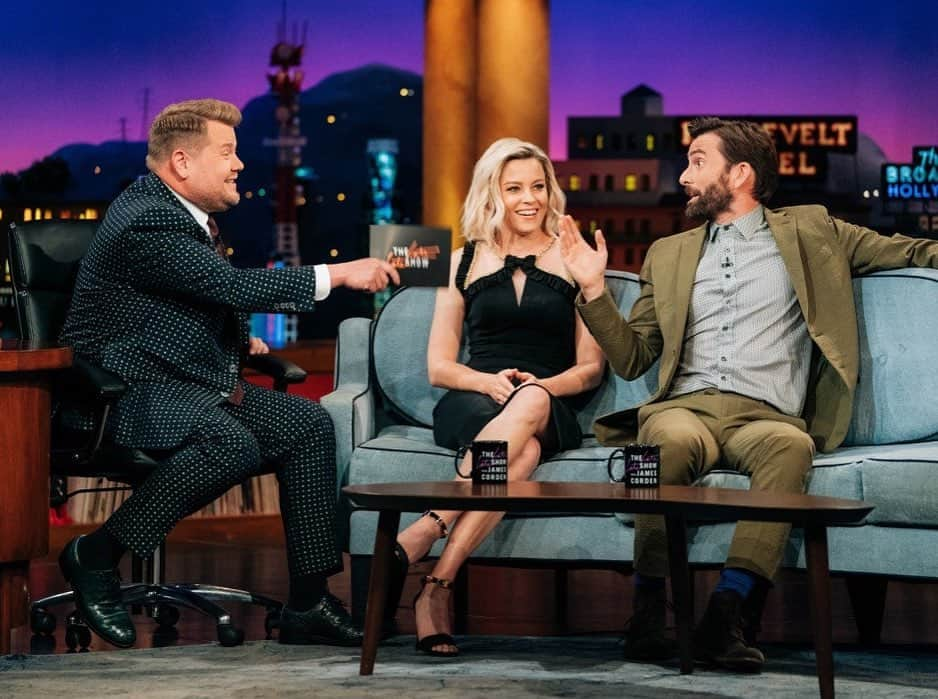 ジェニーパッカムさんのインスタグラム写真 - (ジェニーパッカムInstagram)「@elizabethbanks wearing Koro, a black crepe cocktail dress from the SS19 Pre Collection on James Corden’s @latelateshow last night. #dressedinjenny #jennypackham #elizabethbanks #latelateshow」5月23日 23時47分 - jennypackham