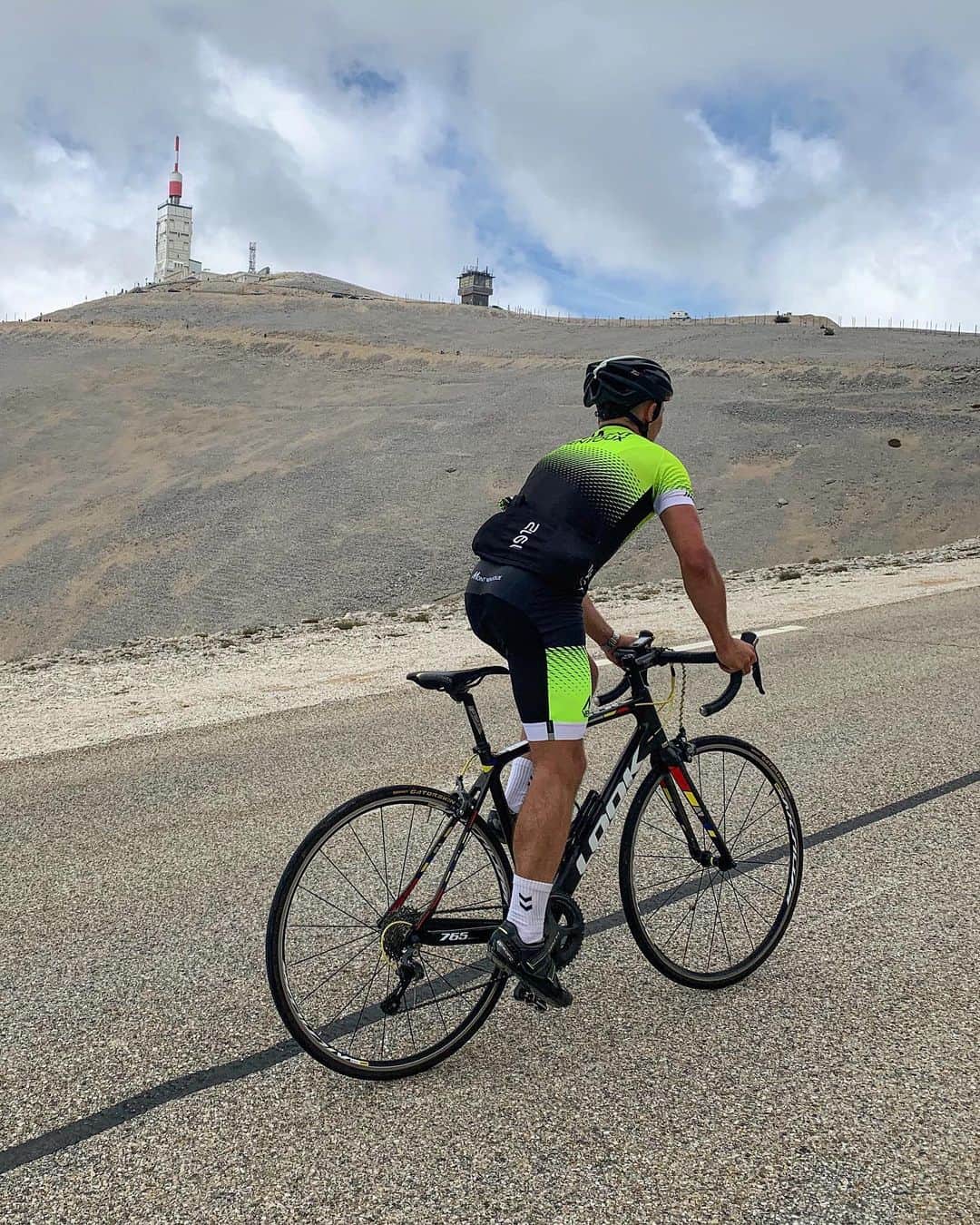 ウッフェ・ベックのインスタグラム：「🚵🏻‍♂️😱 Det skaldede bjerg ✅ #MontVentoux」