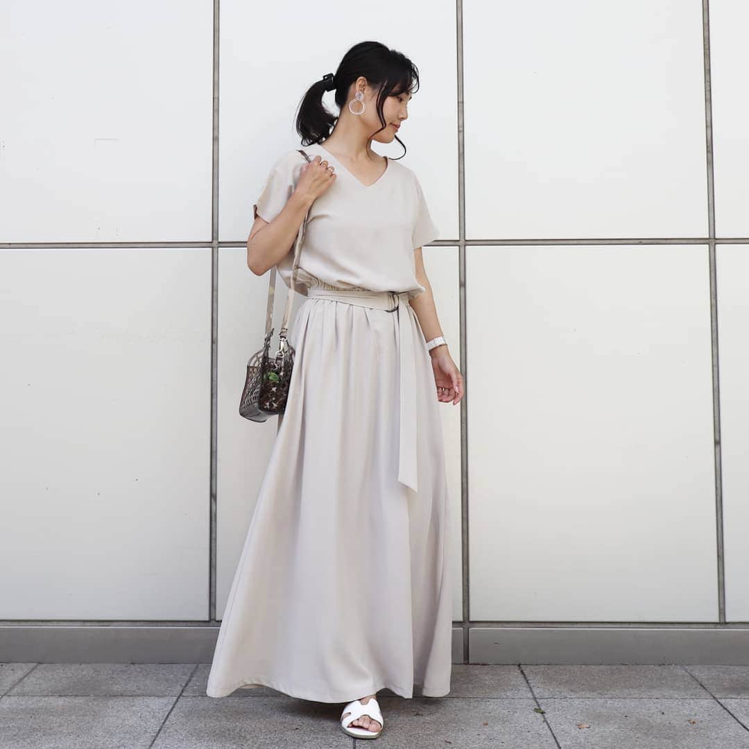 Eri Satoのインスタグラム：「lightbeige×whiteコーデ · @titivatejp の #ベルト付きVネックロングワンピース  シワになりにくいしこの淡い色が私好み💕 168cmでMサイズ着てますがこの丈感。 Sでも良いぐらいかも🤔 · 足元は #フラットスクエアサンダル  気に入りすぎて週3回ぐらい履いちゃう😍笑 · 既に結構日焼けしてきててツライわ～😂 · #ティティベイト#titivate  #titivatestyle#fashion#ootd#outfit#code#coordinate#style#instafashion#instagood#instalike#ファッション#コーディネート#コーデ#プチプラ#プチプラコーデ#ママコーデ#ワンピコーデ#シンプルコーデ#mamagirl#locari#ママファッション #partegram#読者モデル#ママモデル#カジュアル#お洒落さんと繋がりたい」