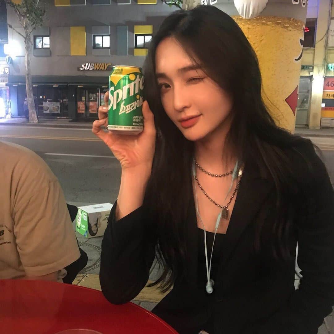 のインスタグラム：「🥂 . . . サイダーで乾杯しますか？ 사이다 한잔 할래요? #바람이다 #바람쐬다」