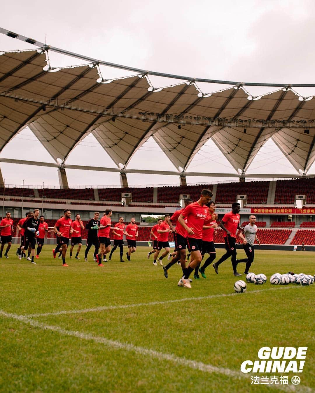 アイントラハト・フランクフルトさんのインスタグラム写真 - (アイントラハト・フランクフルトInstagram)「Training session 👊 • • #training #GudeChina #bundesliga #china #sge #eintracht #frankfurt #eintrachtfrankfurt」5月23日 23時48分 - eintrachtfrankfurt